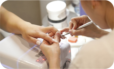 Persoon krijgt een manicurebehandeling