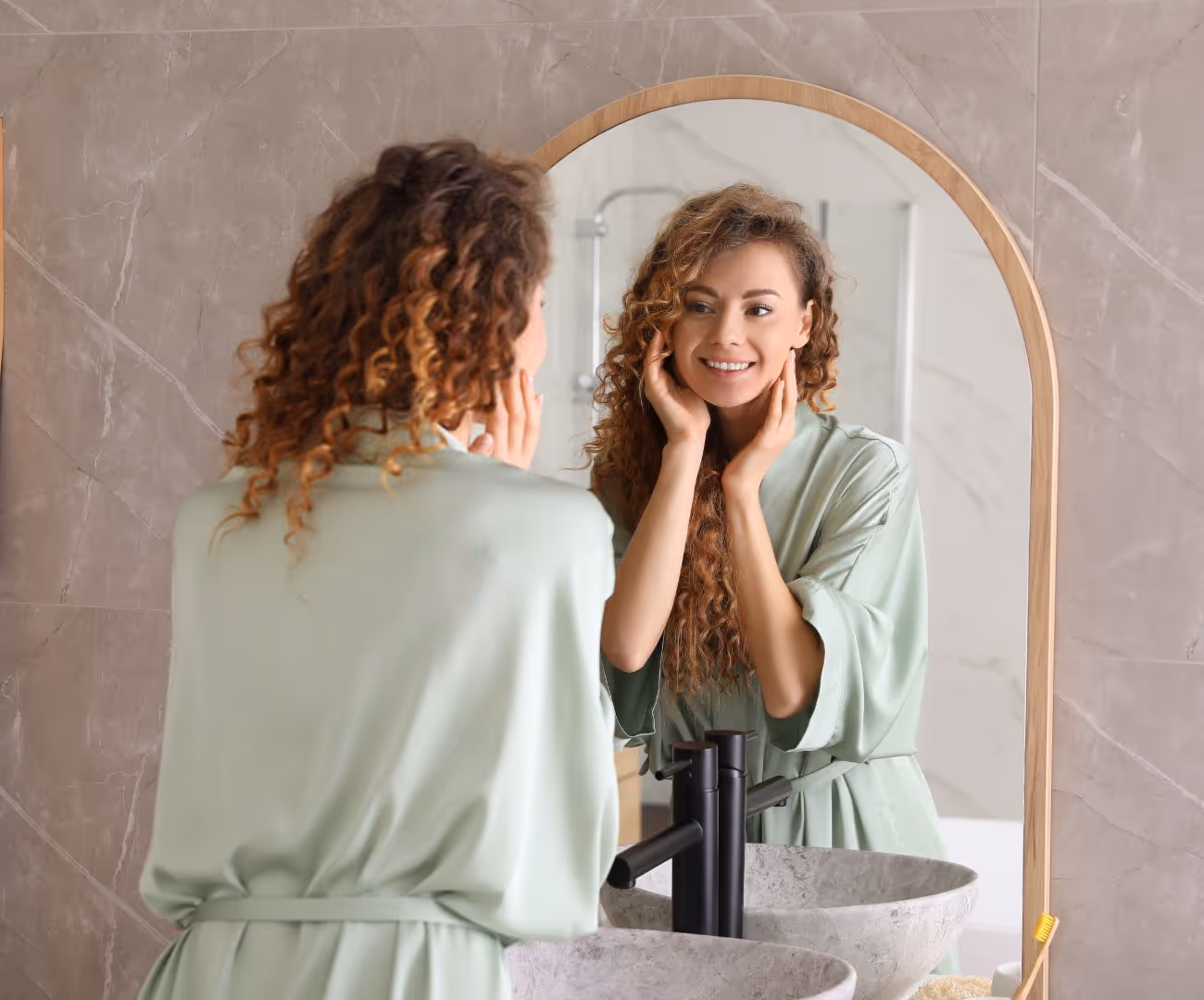 Vrouw dat haar eigen bekijkt na een behandling