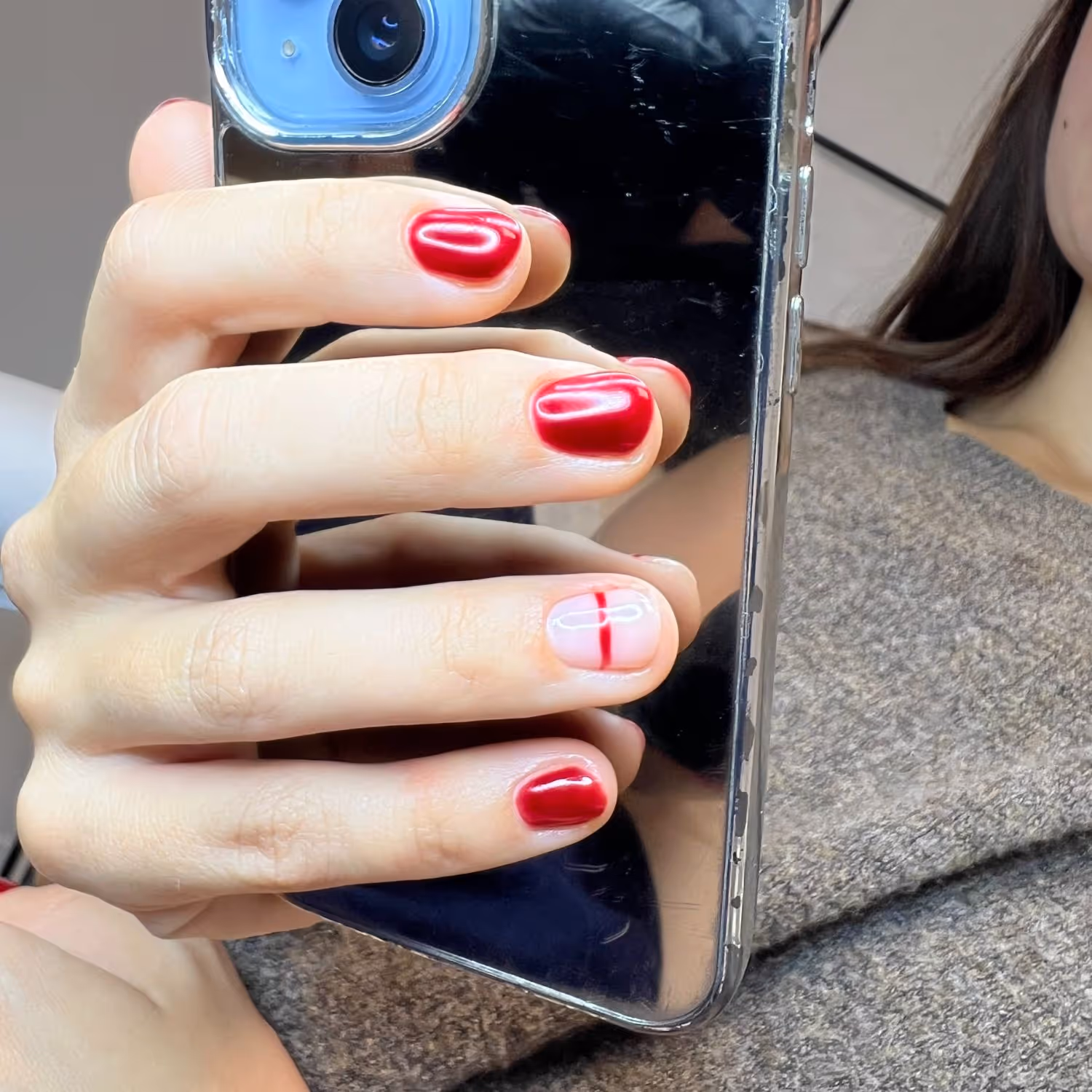 Sfeerfoto - Nagels met telefoon