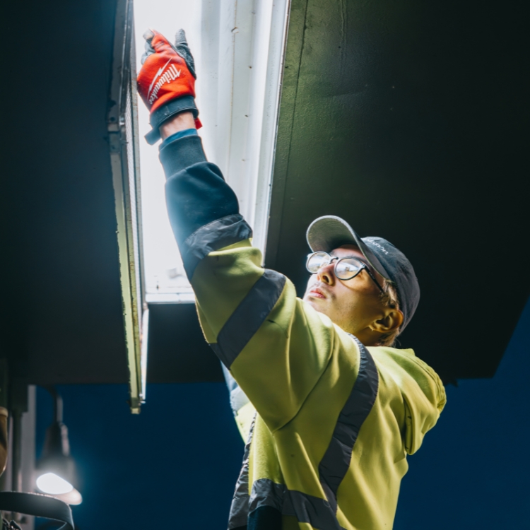 Electrician_Installing_Bulb