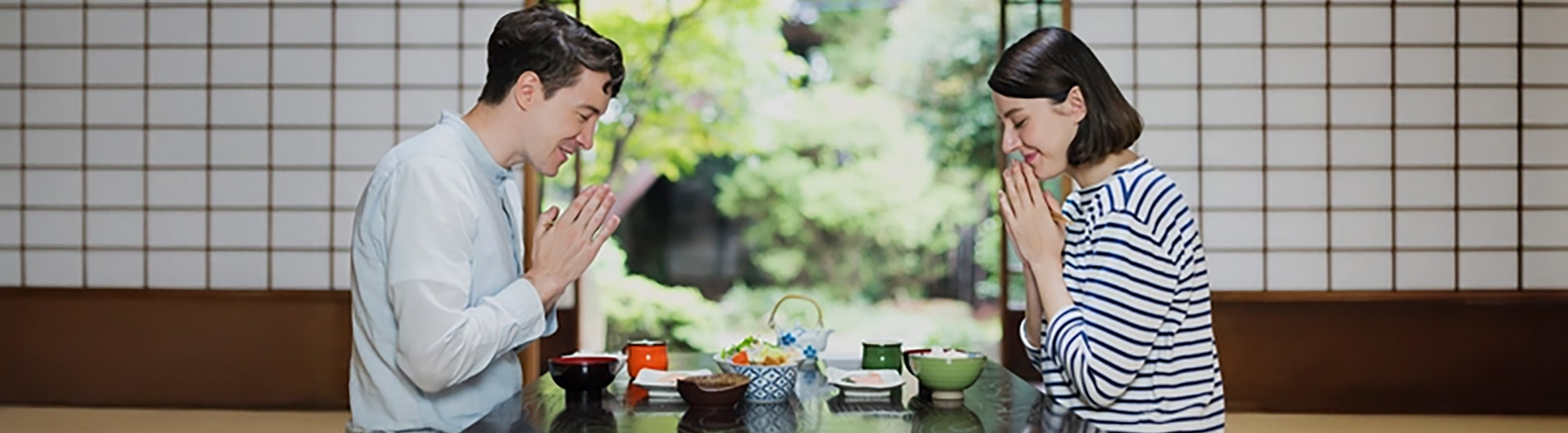 日本料理を囲んで乾杯をする友人グループの楽しげな様子