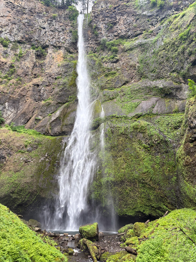 Upper Multnomah falls and pond