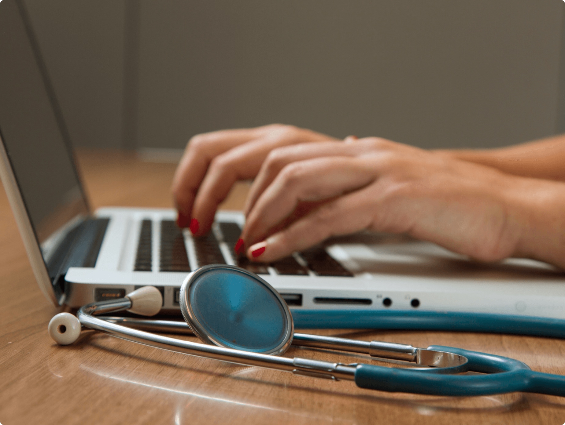 Medizinisches Fachpersonal nutzt Telematikinfrastruktur im Laptop