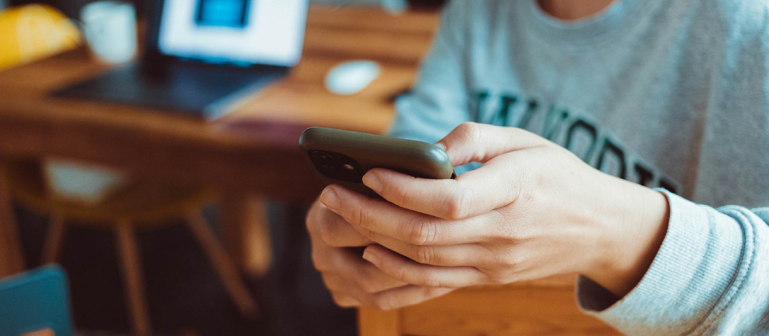Jugendlicher nutzt das Präventionsangebot ins-netz-gehen.de am Handy