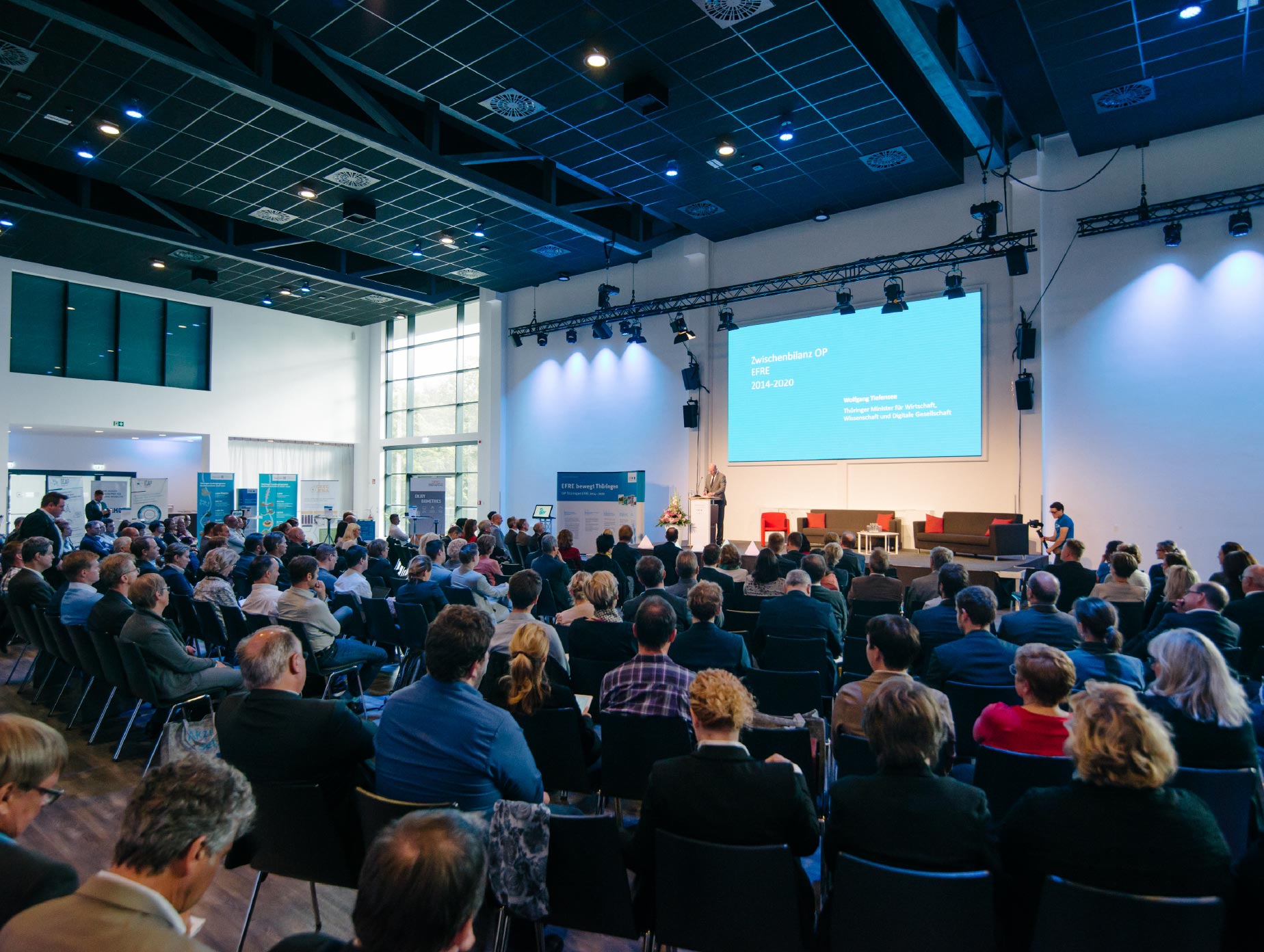 Bühne und Publikum auf der Jahresveranstaltung des EFRE Thüringens 2019