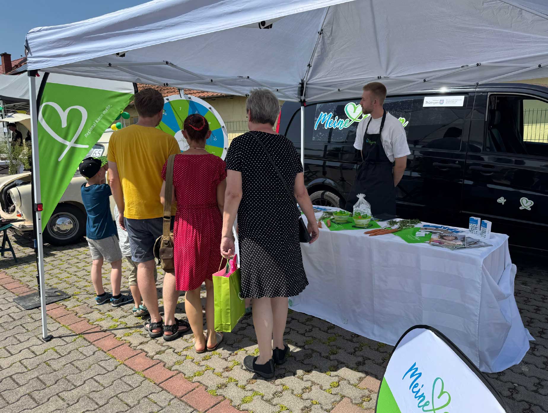 Informationsstand der Kampagne ‚Regional schmecken' auf einem Dorffest