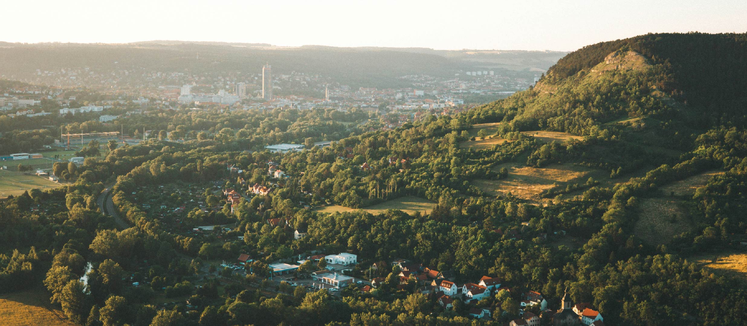 Luftbild von Jena im Abendlicht