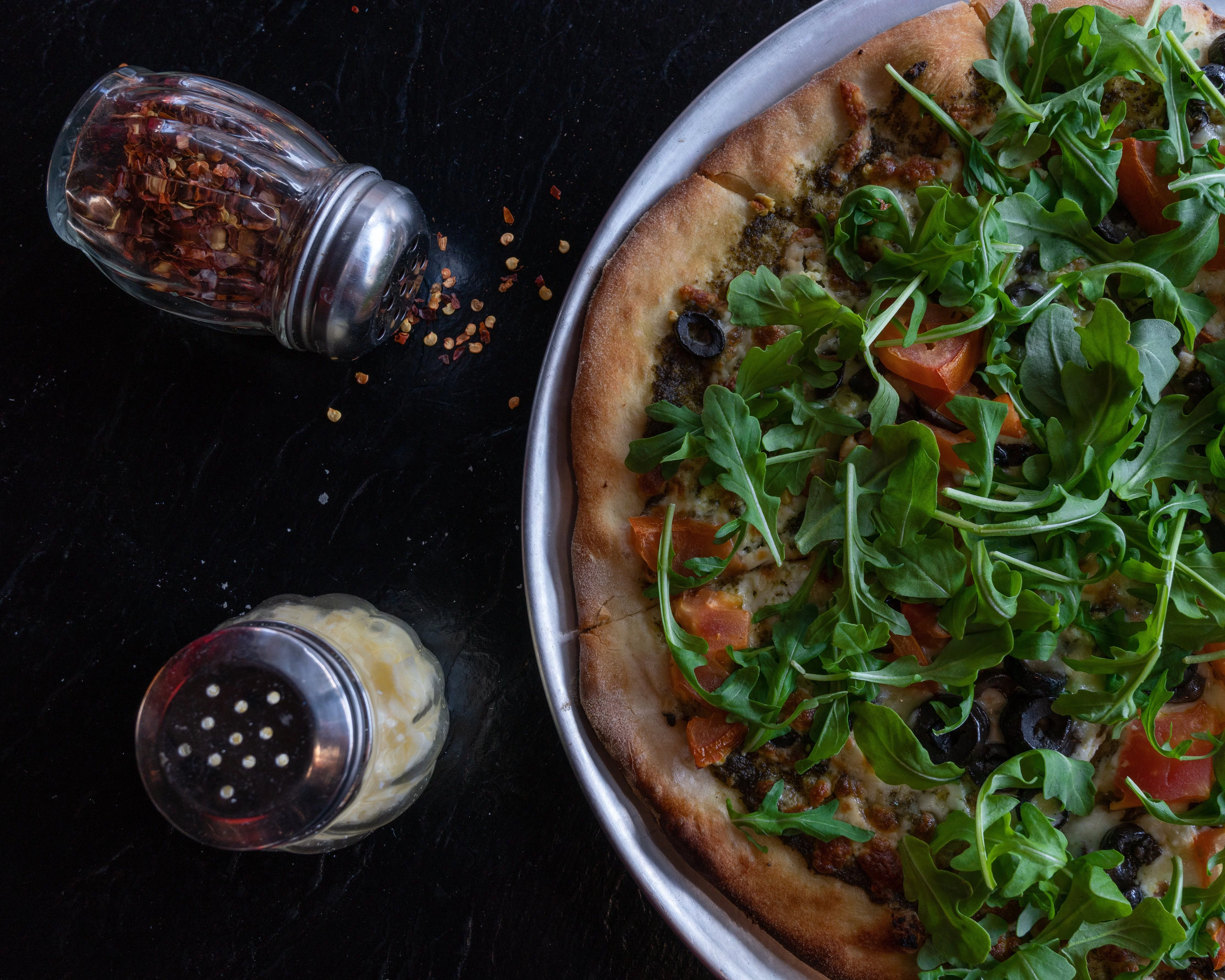 pizza sel et poivre sur fond noir
