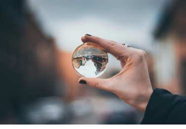Glaskugel in einer Hand
