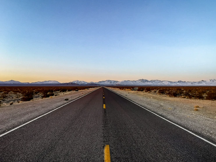 Eine Straße, die endlos lang erscheint