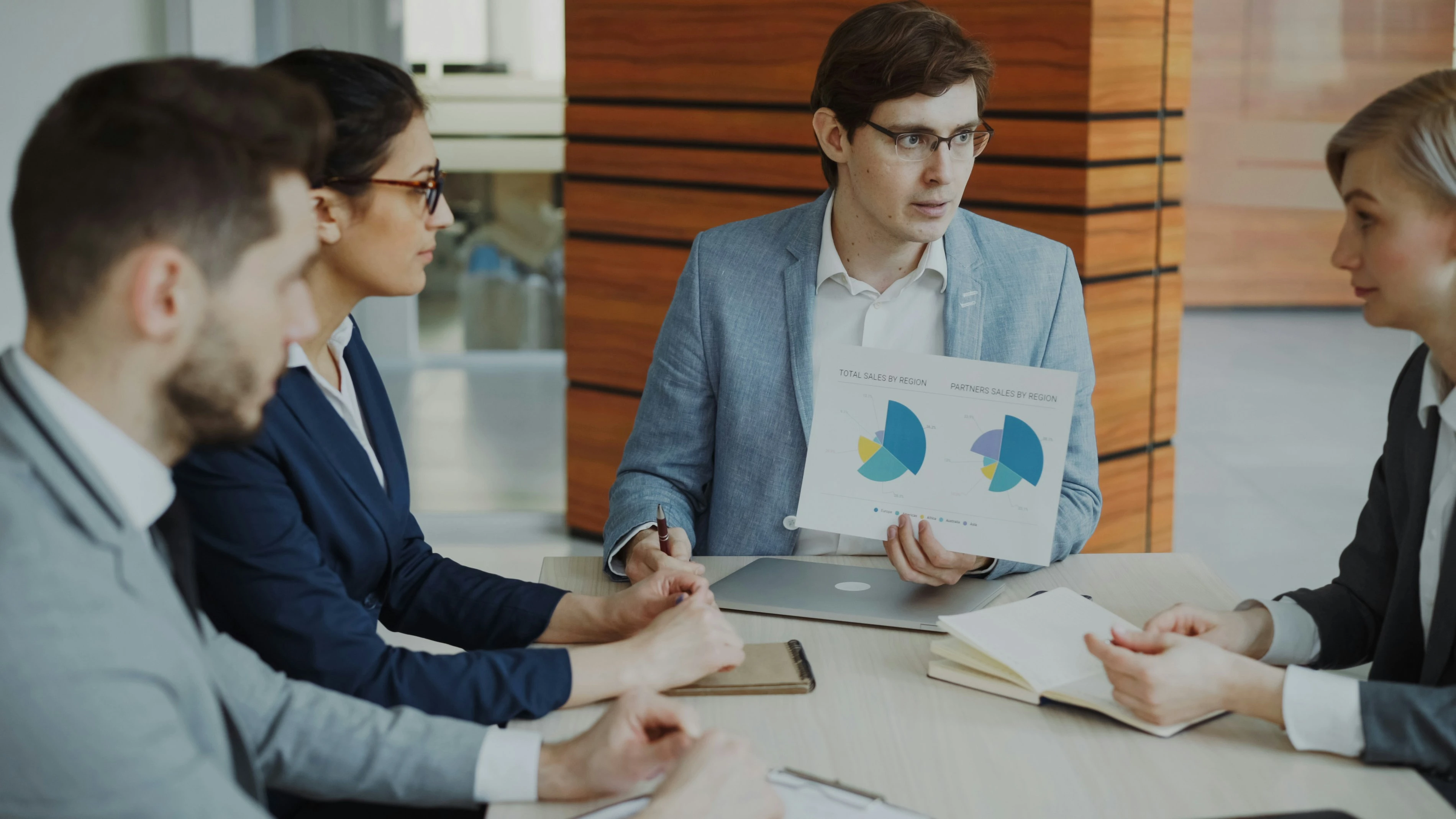 Ein Team arbeitet gemeinsam KPIs aus