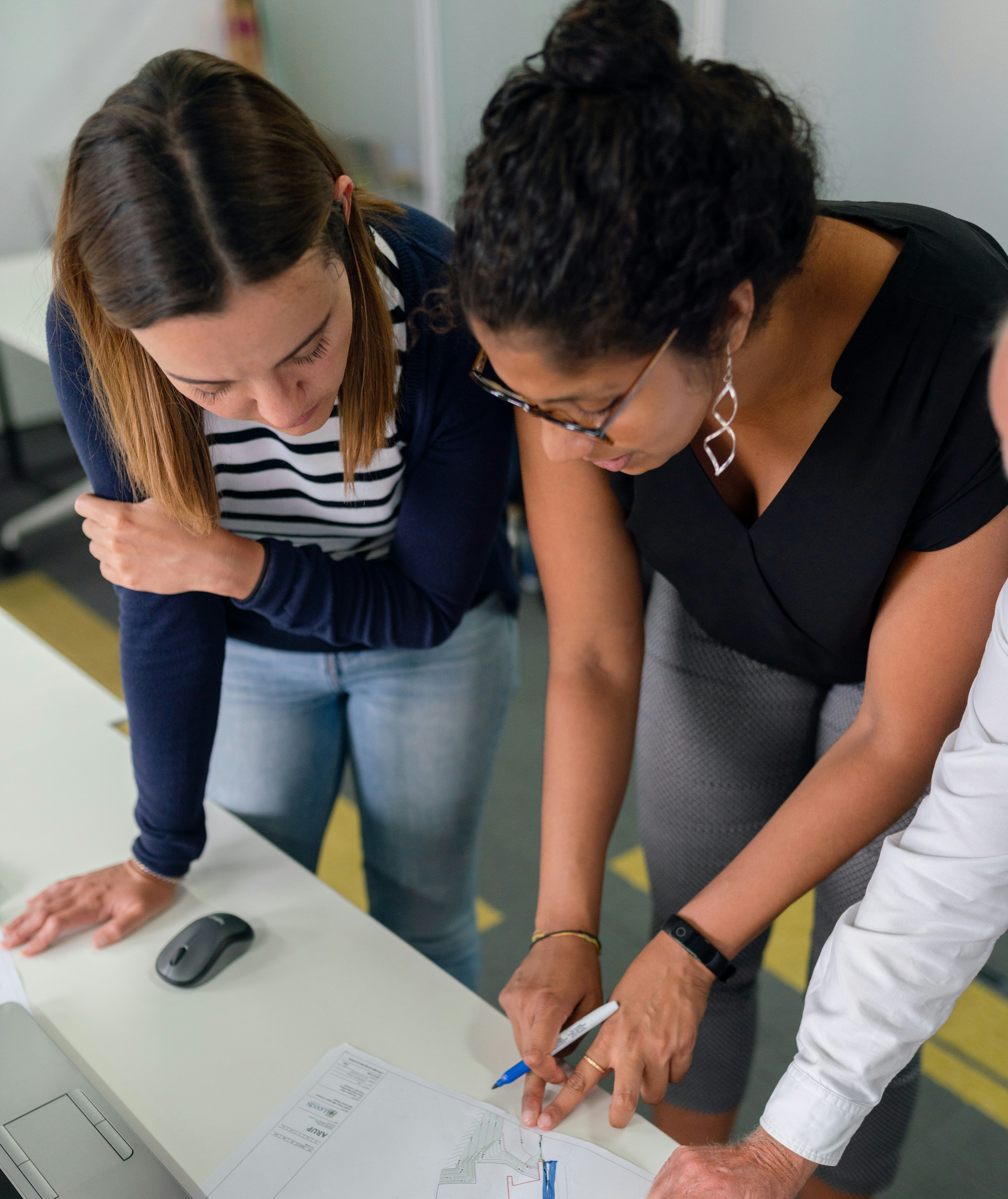 Führungskraft am Aufgaben delegieren