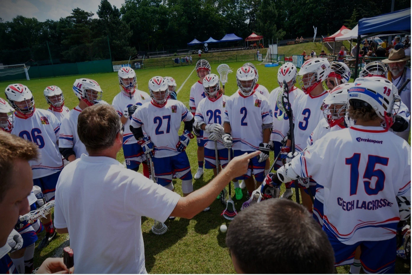 Sportcoach motiviert Spieler beim neues Team aufbauen
