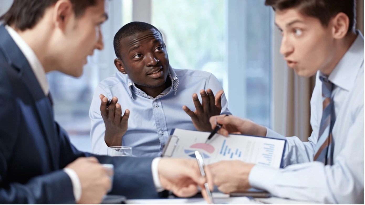 Eine Führungskraft betreibt Konfliktmanagement bei ihren Mitarbeitern