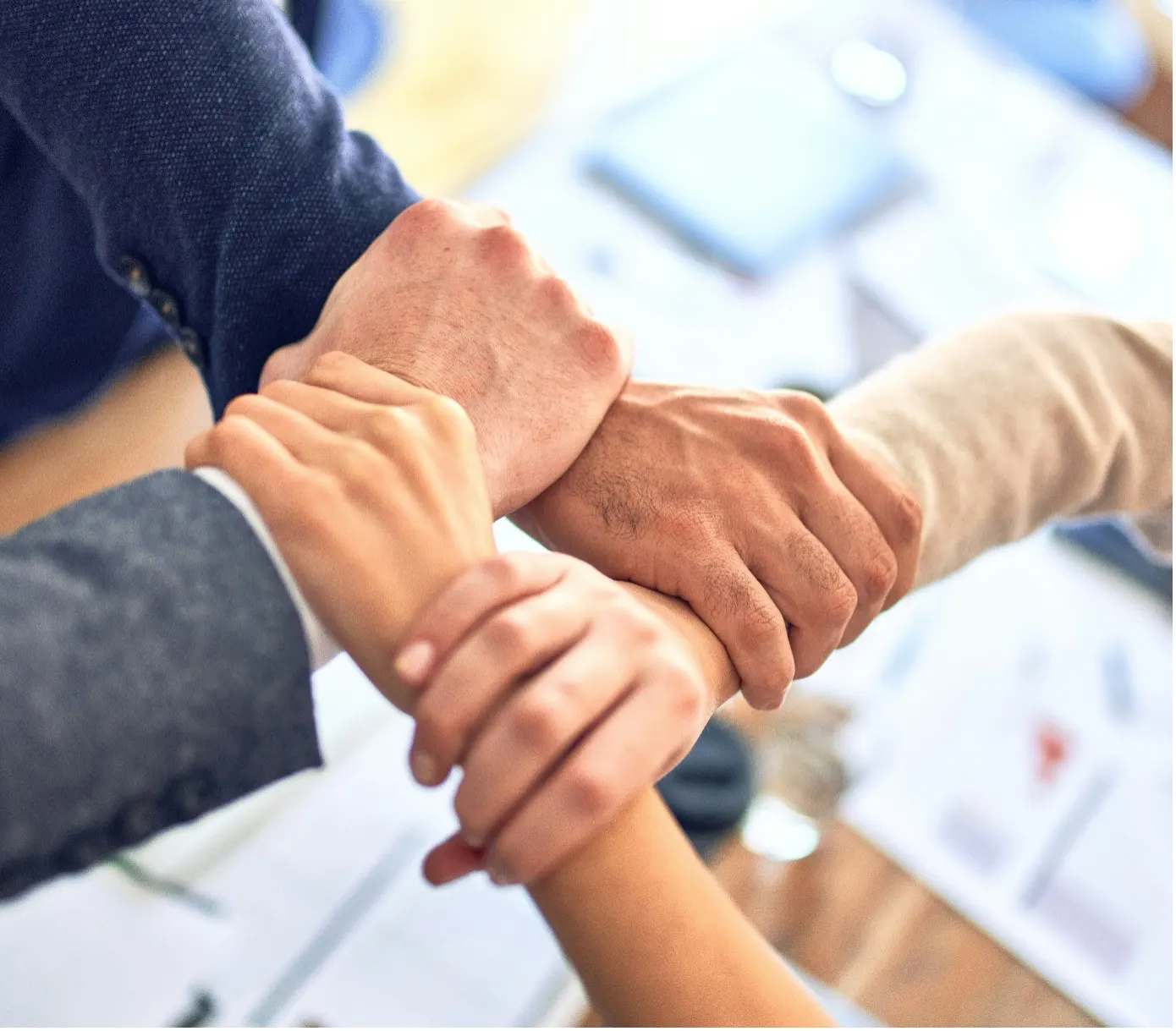 Vier Hände, die sich gegenseitig festhalten