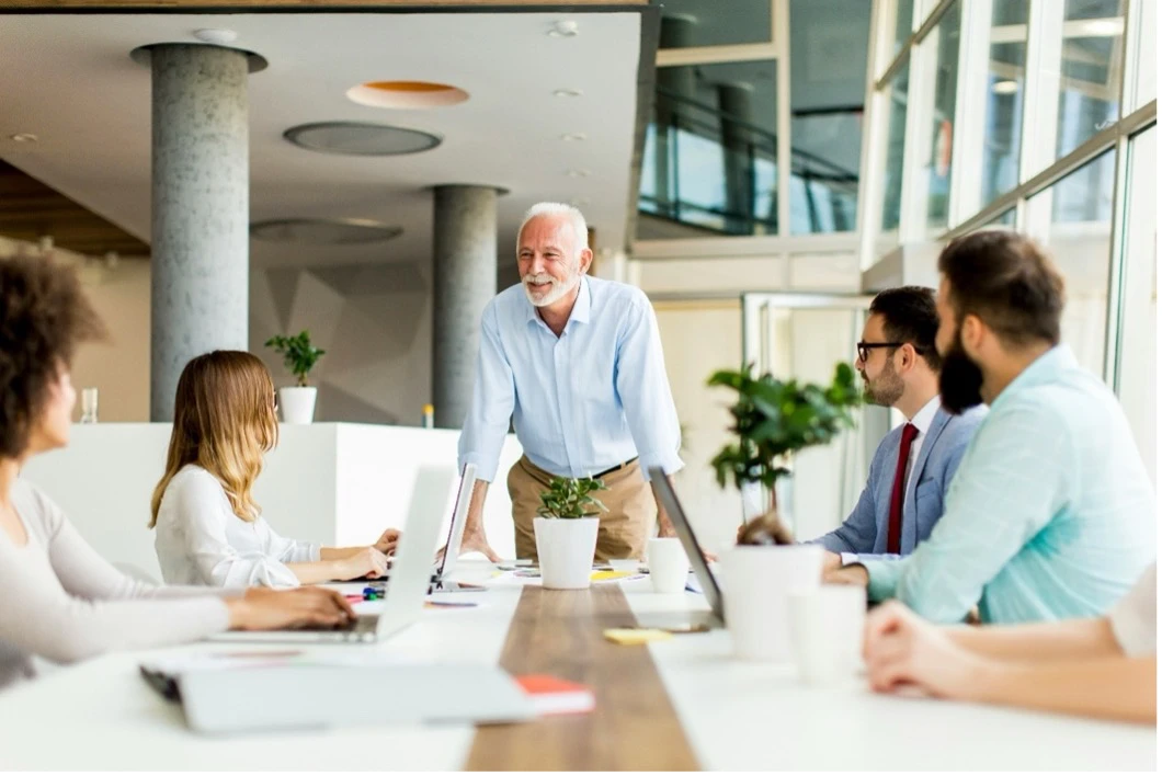 Führungskraft bespricht in Teamrunde Ergebnisse des Kommunikationstrainings