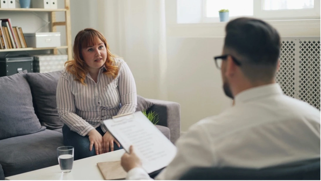 Eine Führungskraft führt ein schwieriges Gespräch mit einer Mitarbeiterin