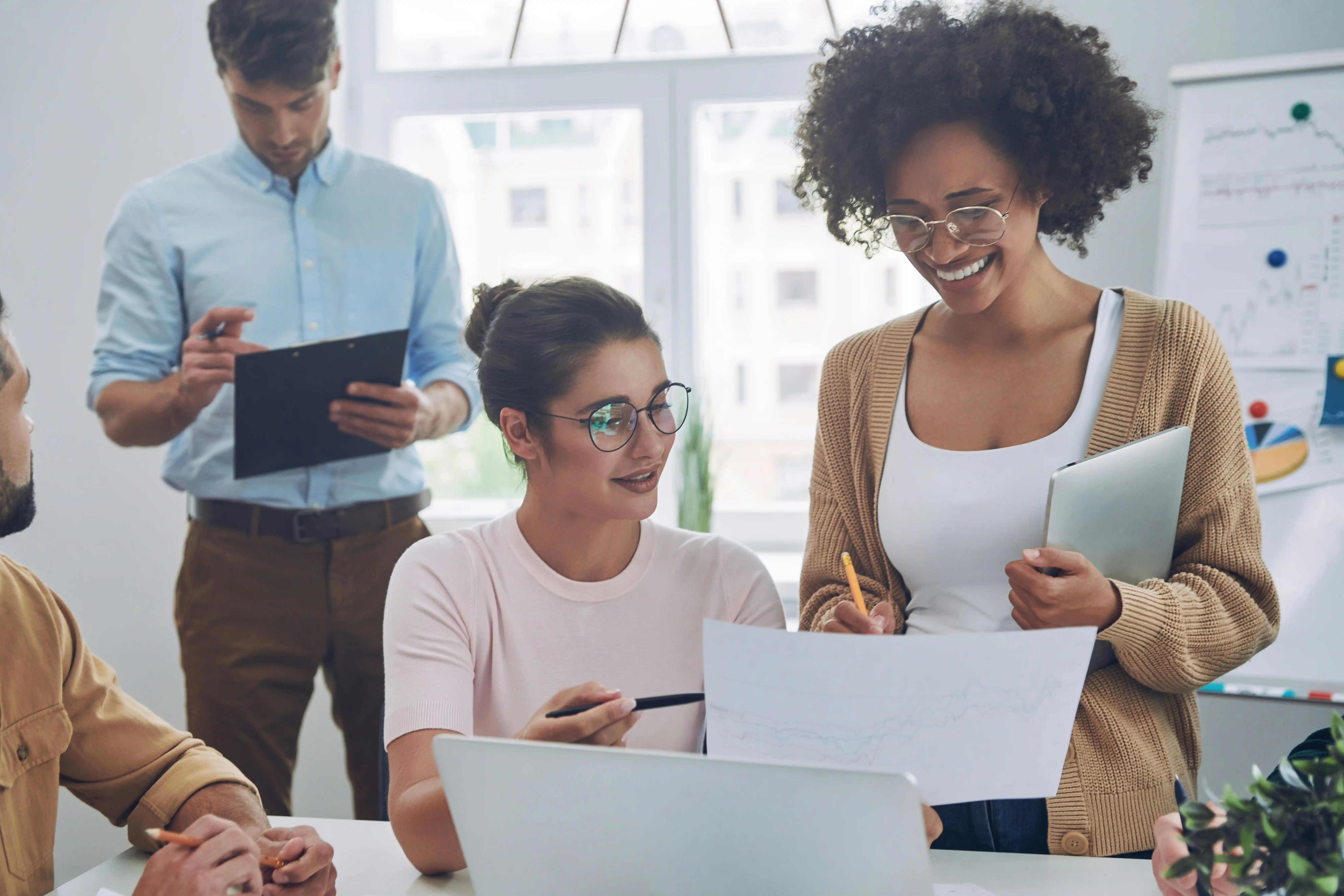 Zwei Mitarbeiterinnen unterhalten sich freundlich