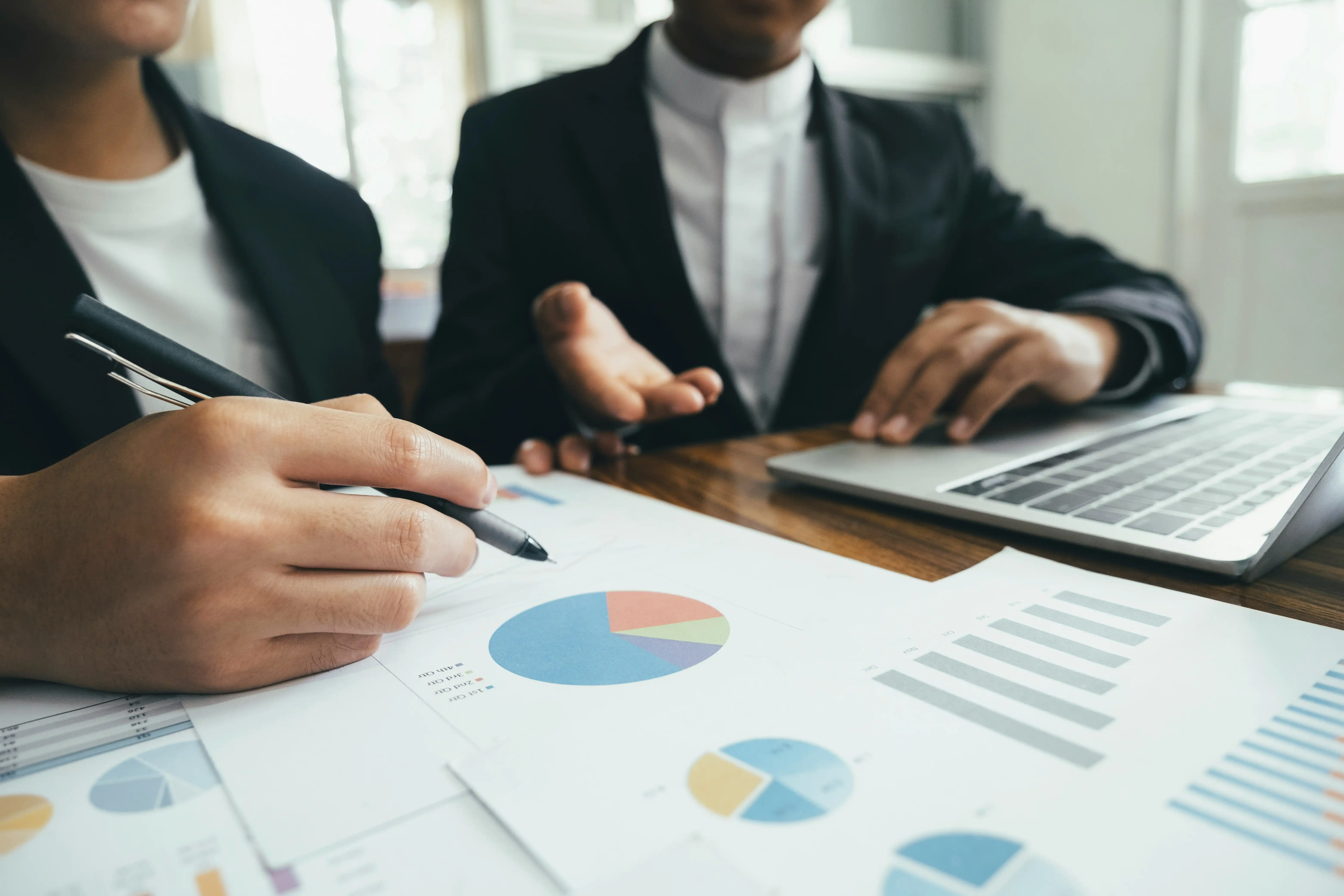 Mitarbeiter analysieren Ergebnisse