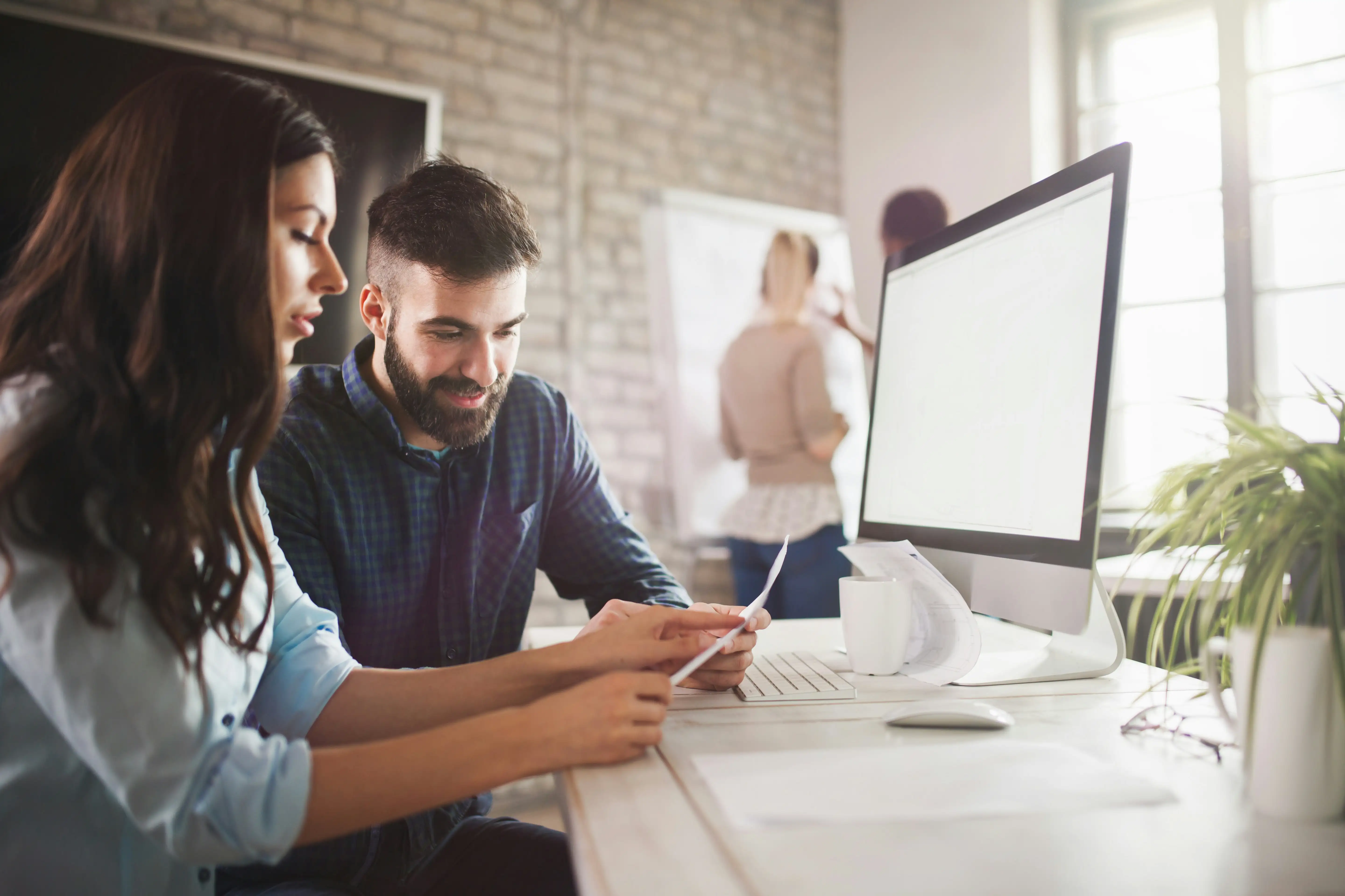 Mitarbeiter lesen gemeinsam Unterlagen