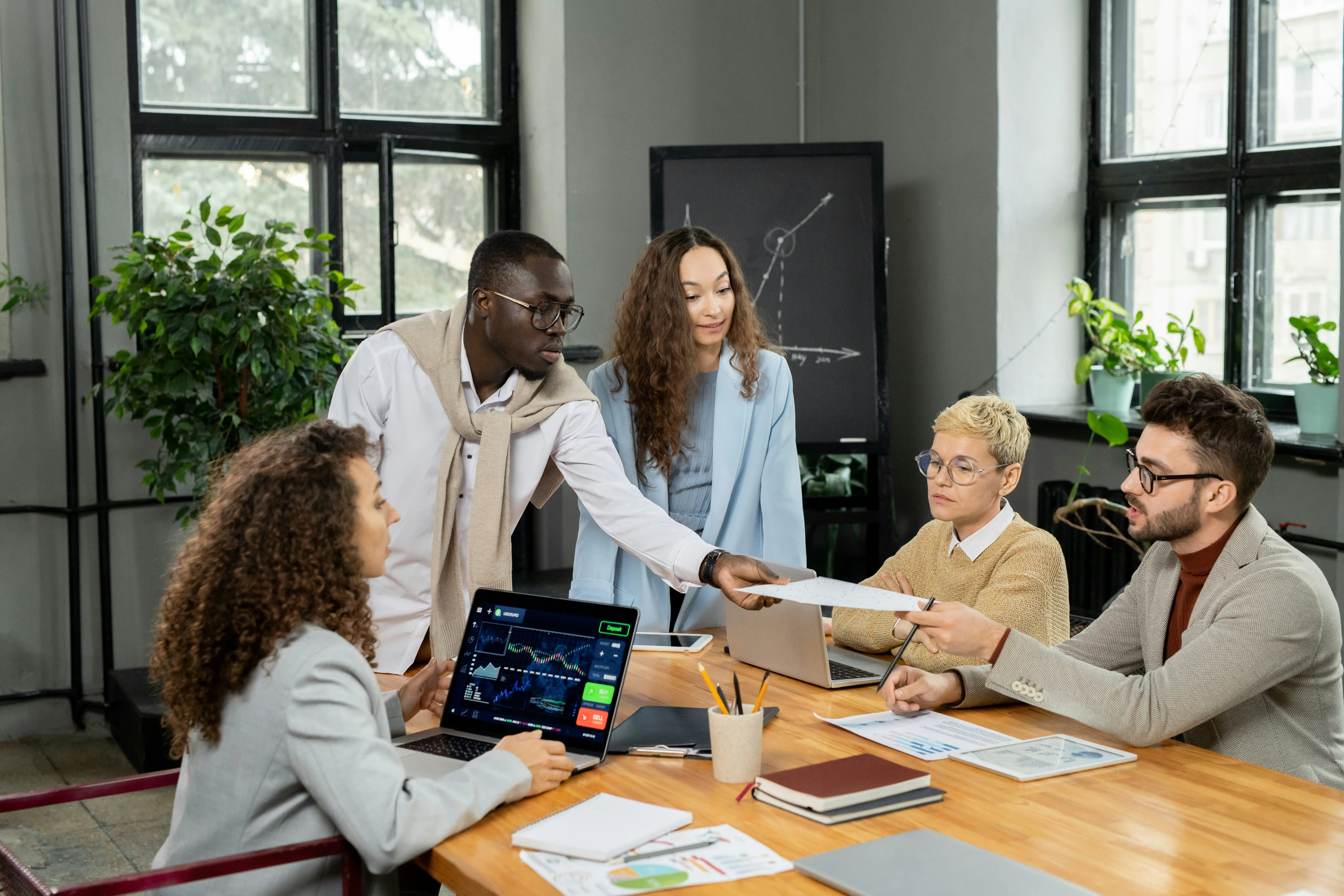 Kollegen sitzen zusammen und besprechen Ergebnisse 