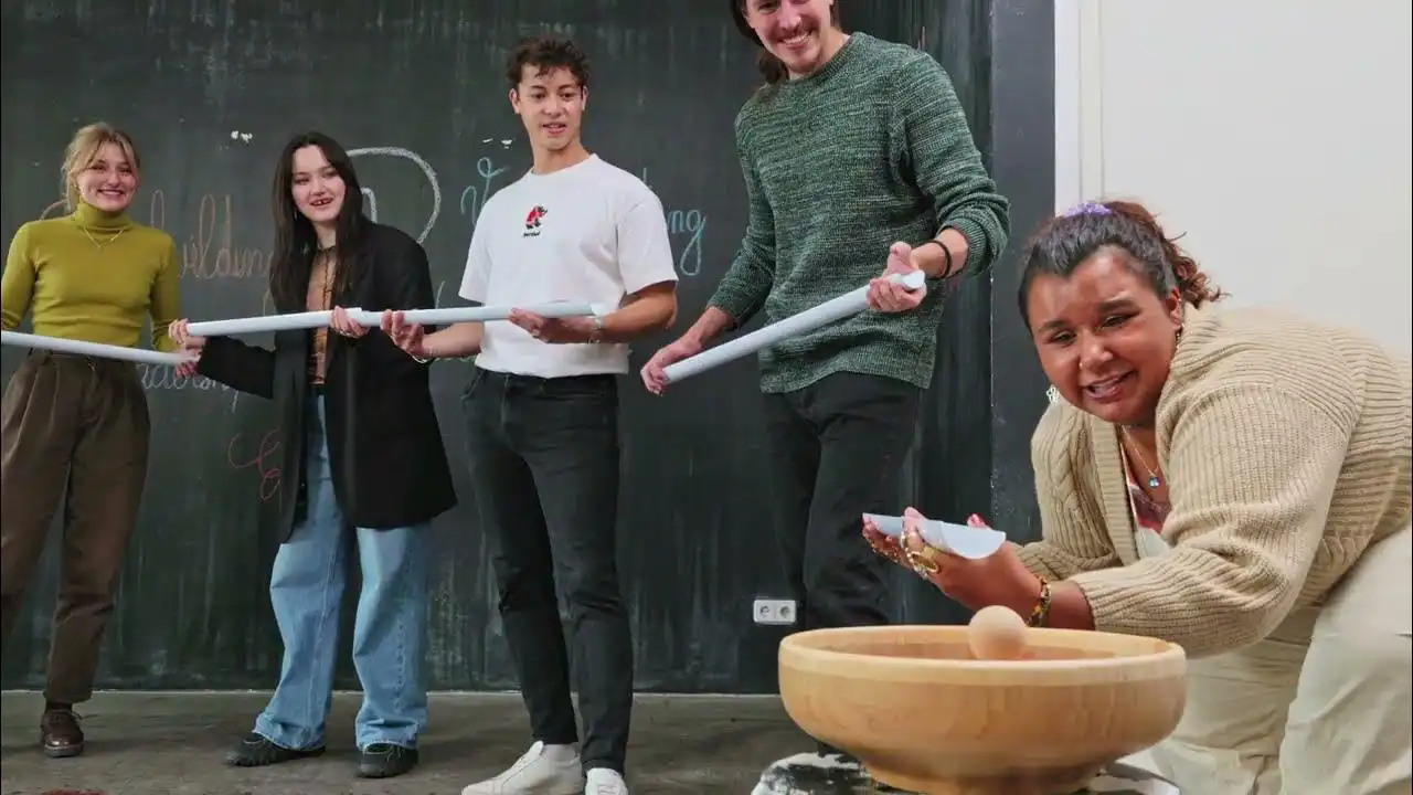 Team spielt das Spiel Teambahn