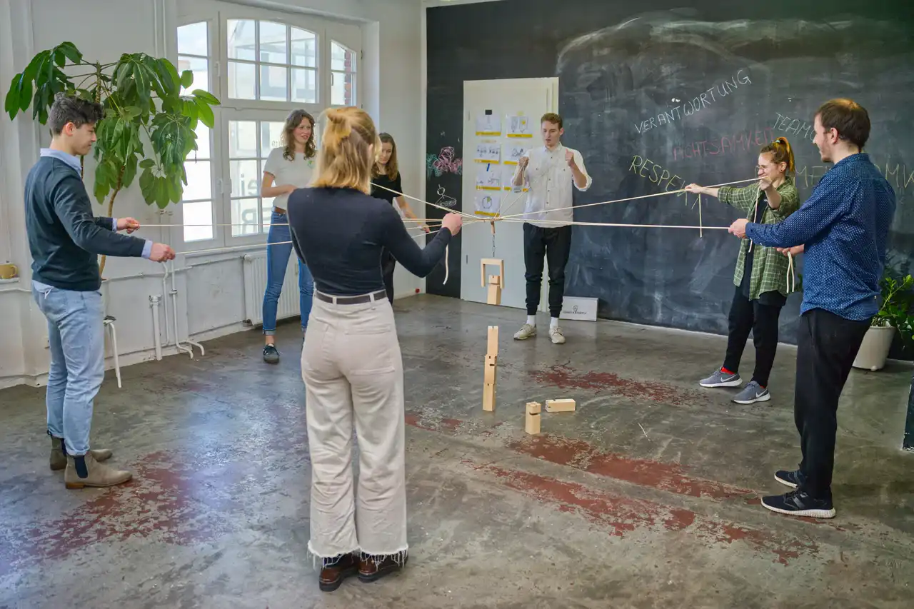 Team spielt das Spiel Fröbelturm