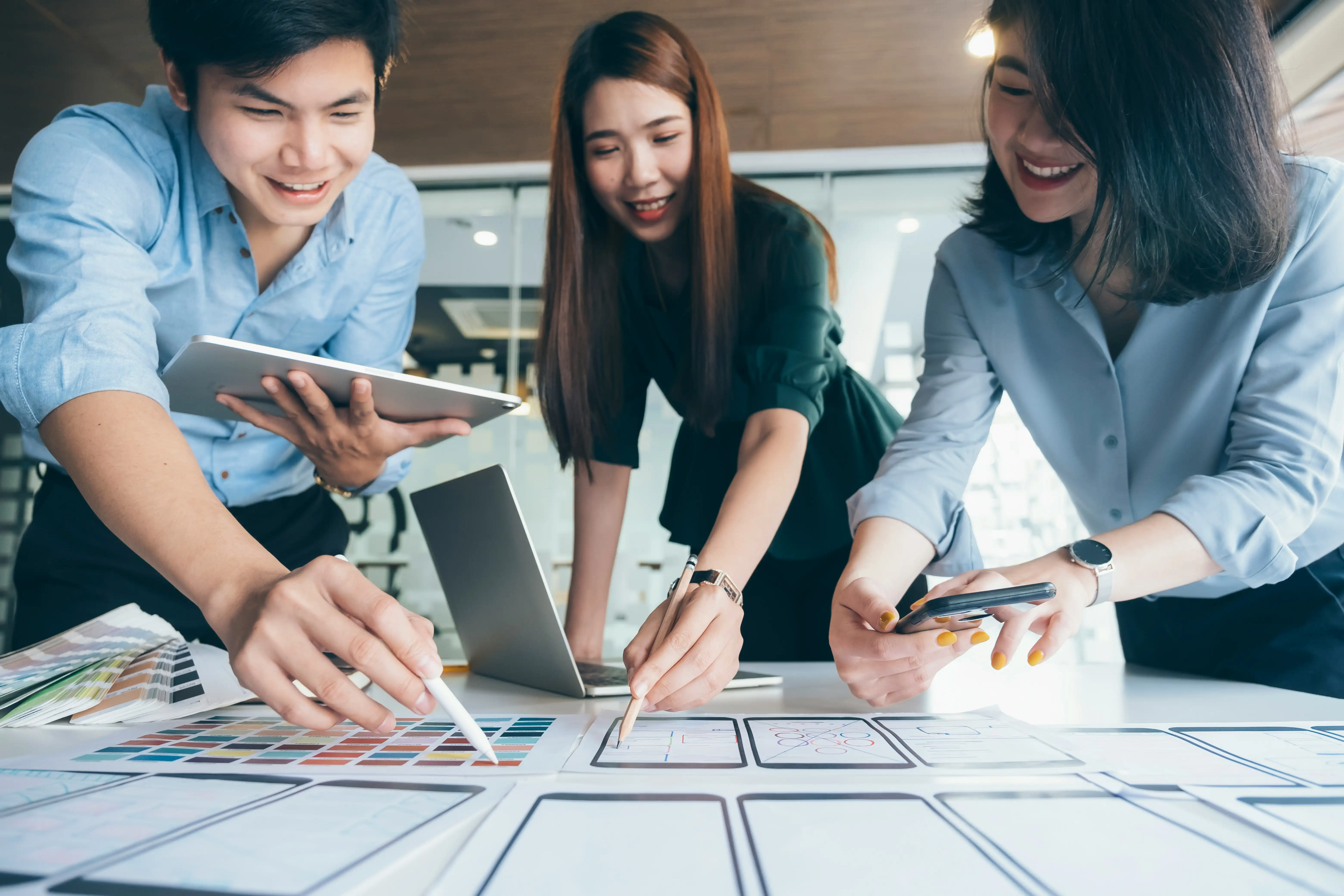 Team arbeitet agil und kreativ zusammen