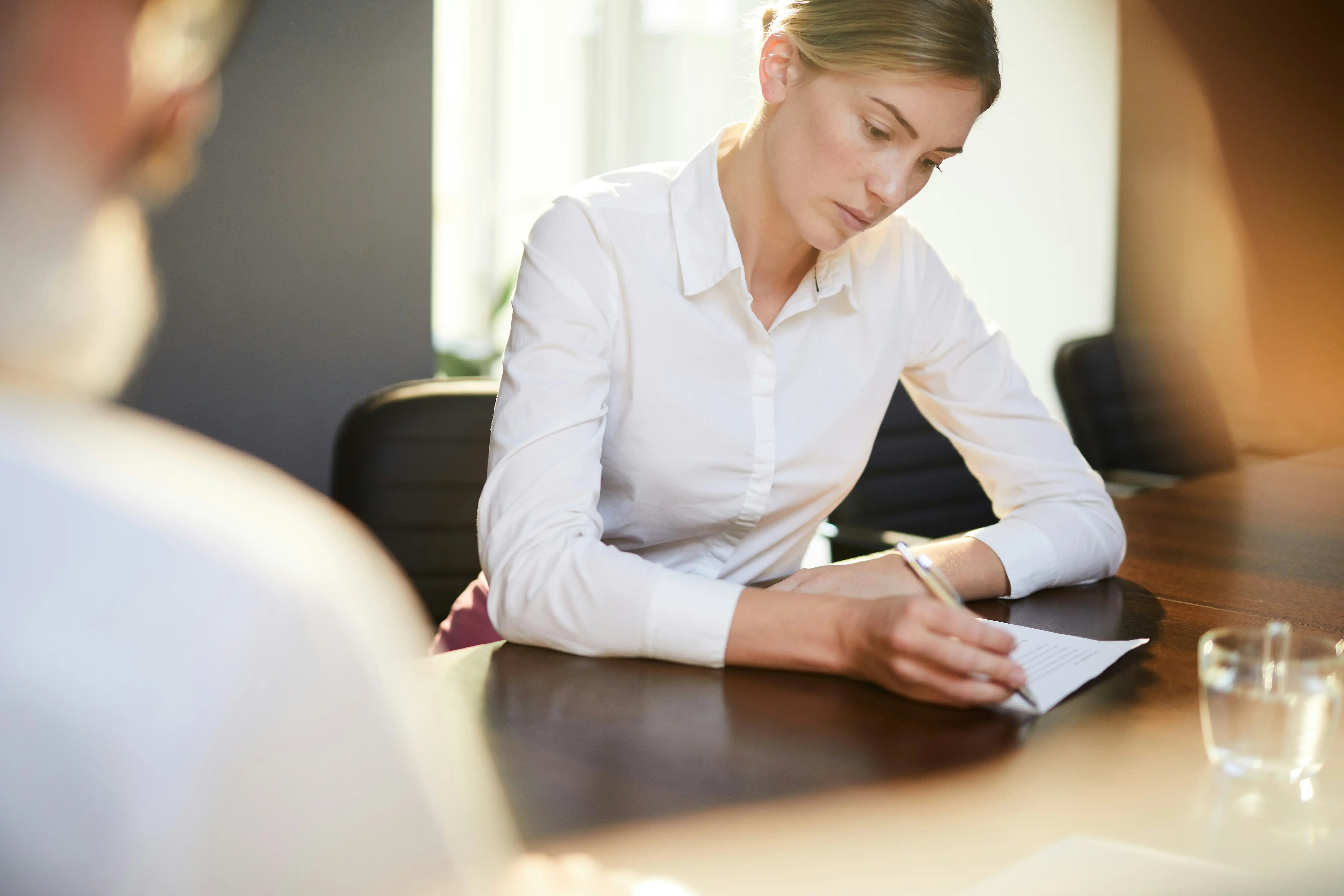 Führungskraft macht sich Notizen zur Vorbereitung auf das Konfliktgespräch