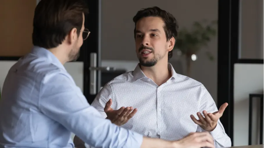 Mitarbeiter reagiert defensiv im Kritikgespräch und verteidigt sich