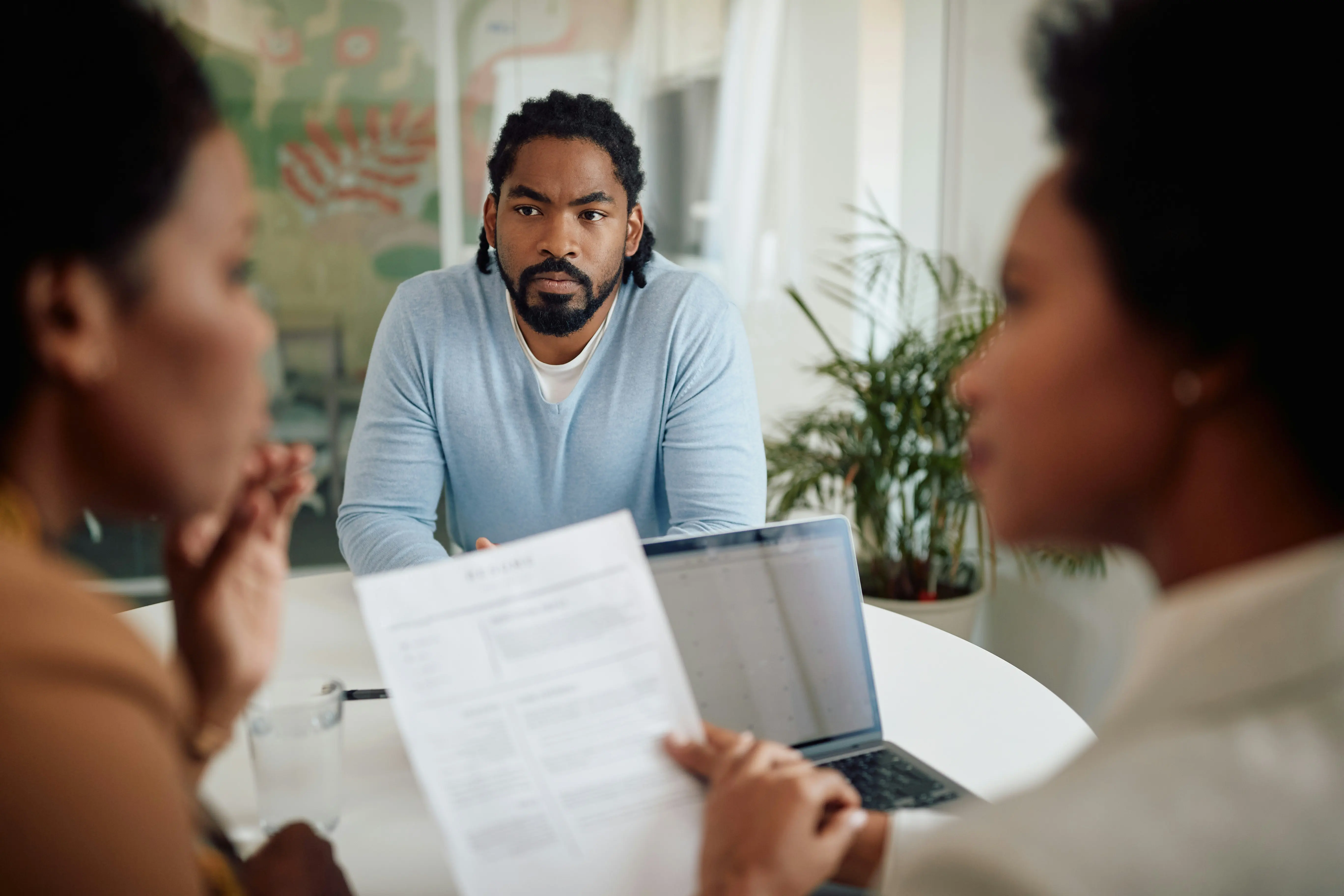 Führungskraft und HR führen Kritikgespräch mit Mitarbeiter