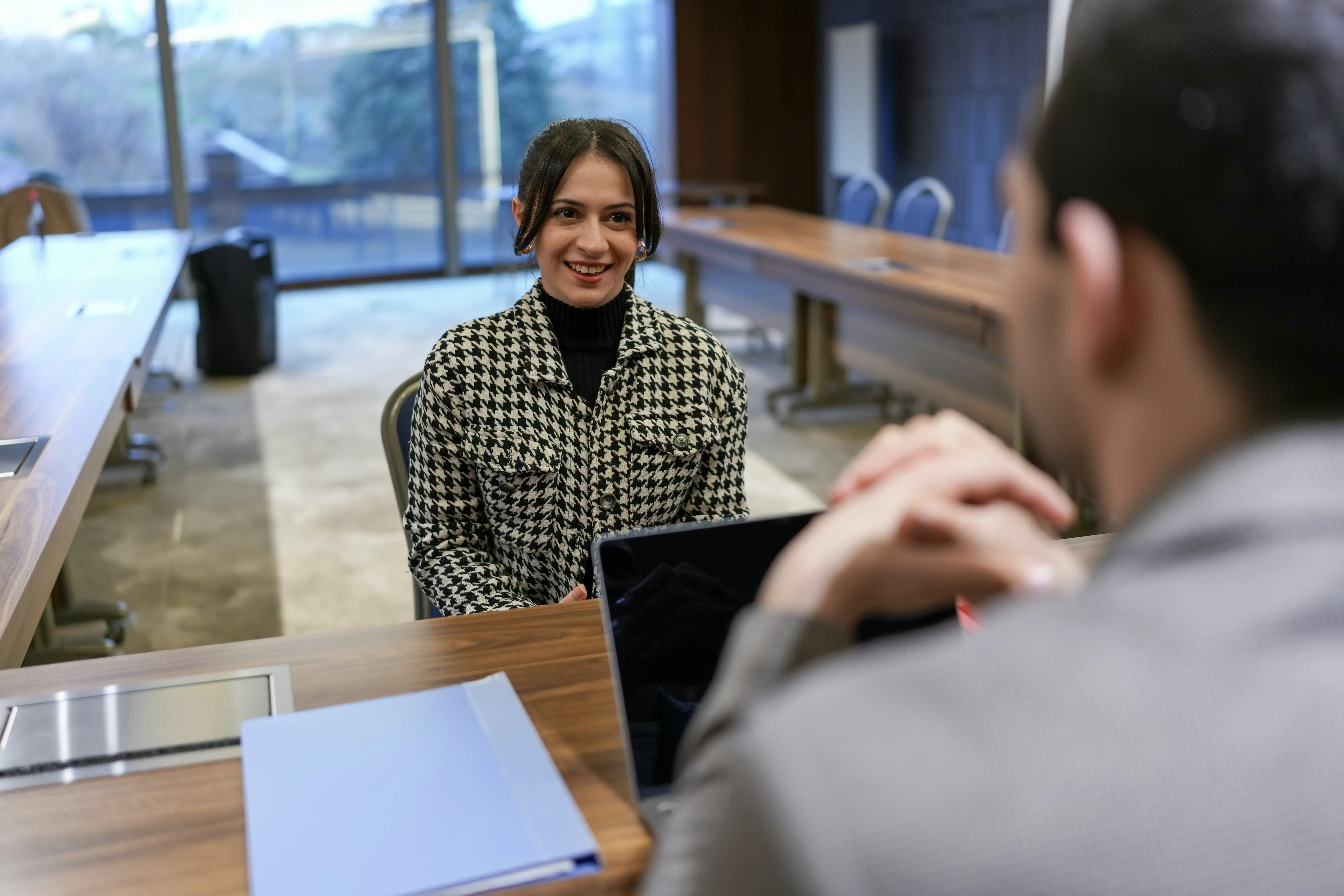 Führungskraft führt Jahresgespräch mit Mitarbeiterin