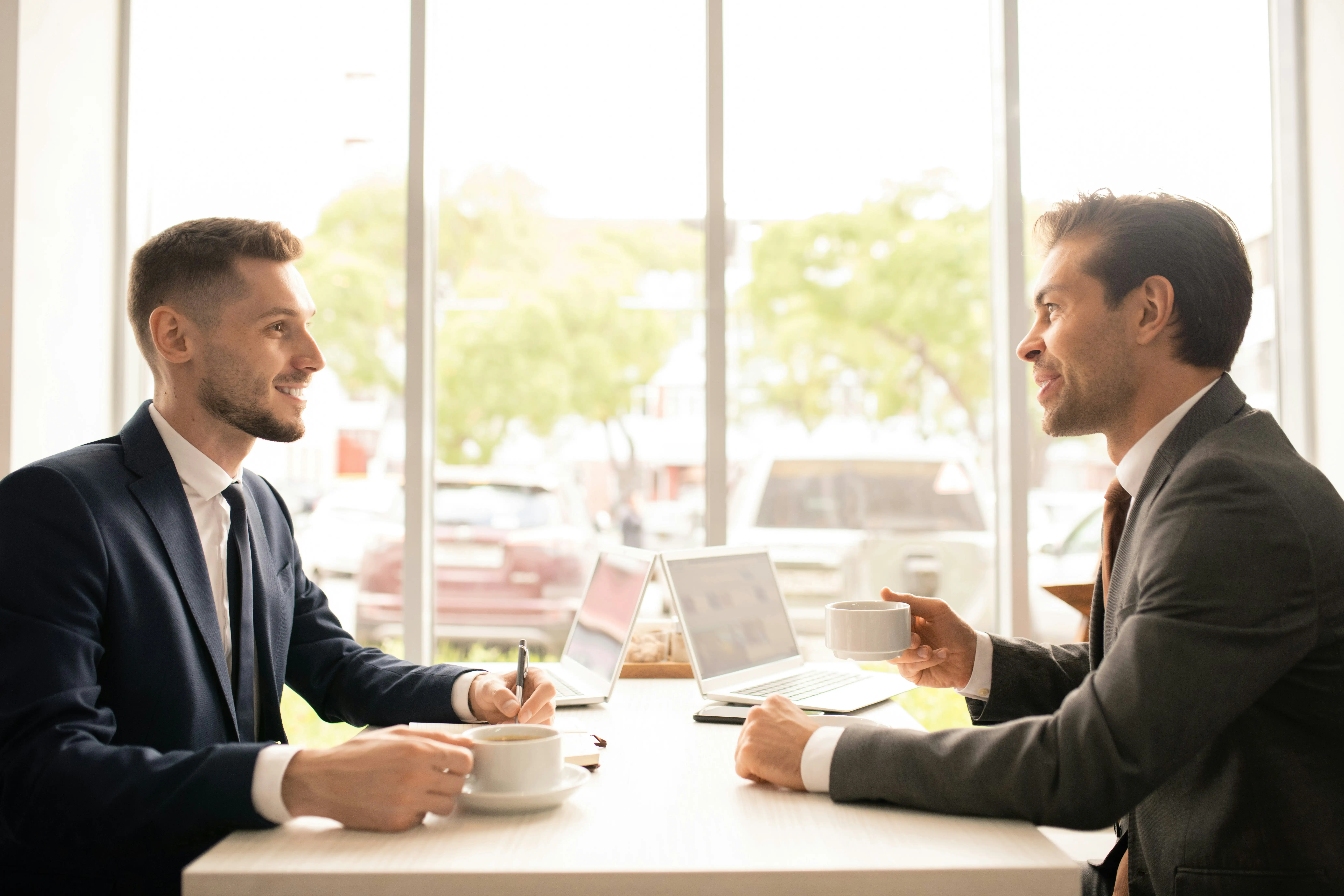 Führungskraft hört sich Rückblick des Mitarbeitenden an