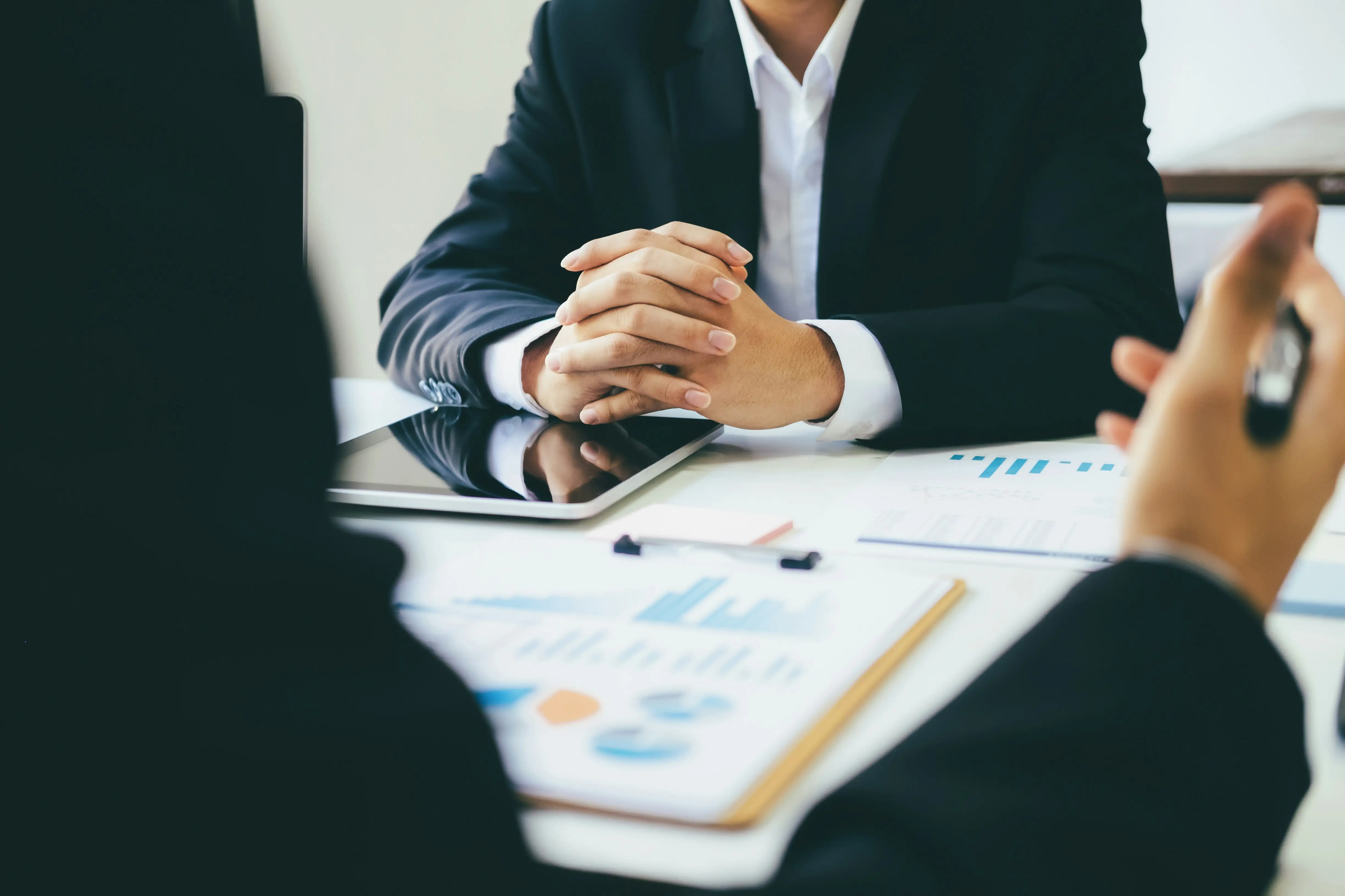 Führungskraft schlägt Entwicklungsziele vor während Mitarbeiter zuhört