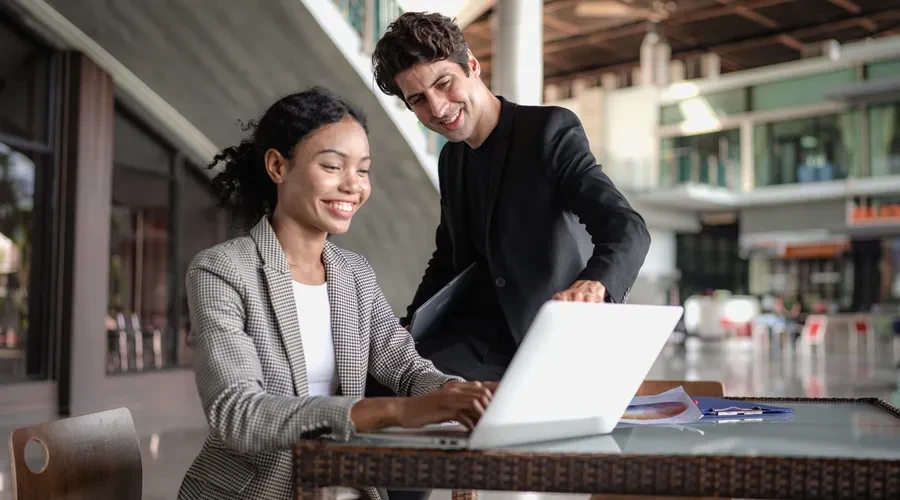 Kollegen tauschen sich wertschätzend über ihre Leistungen aus