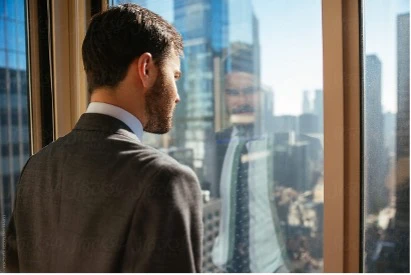 Führungskraft schaut nachdenklich aus dem Fenster