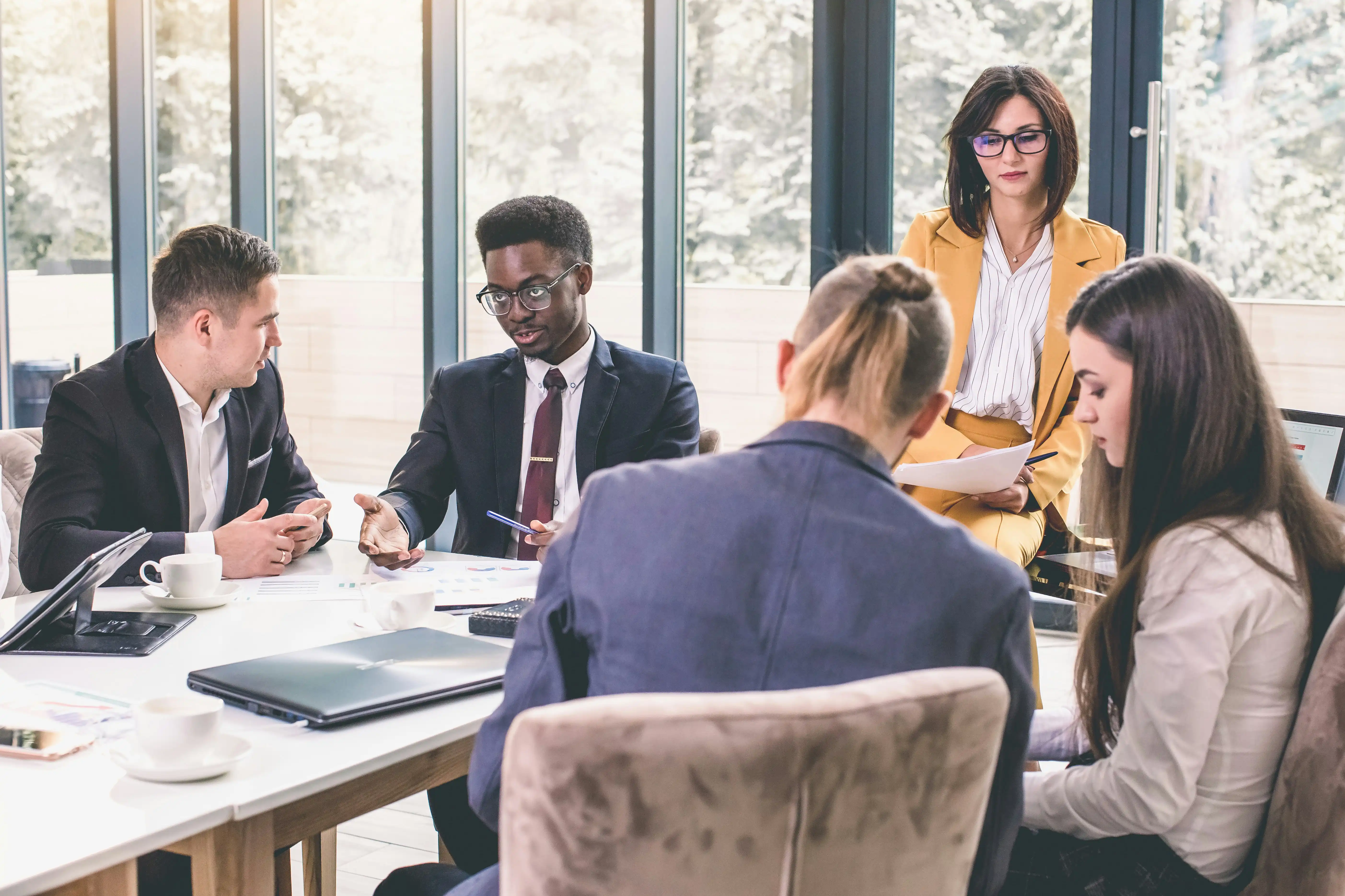 Angespannte Stimmung in ernstem Teammeeting