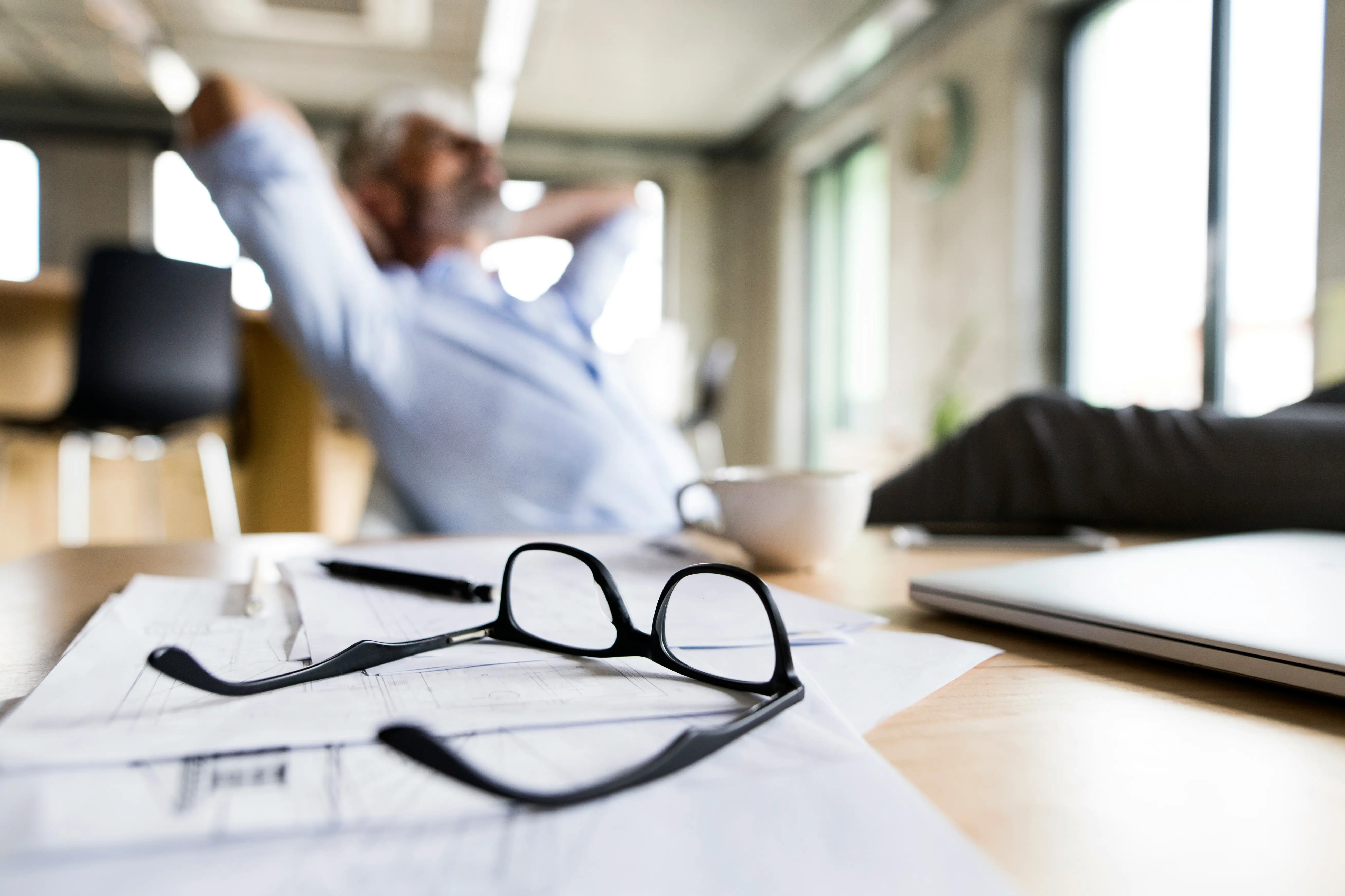 Entspannter Manager im Büro