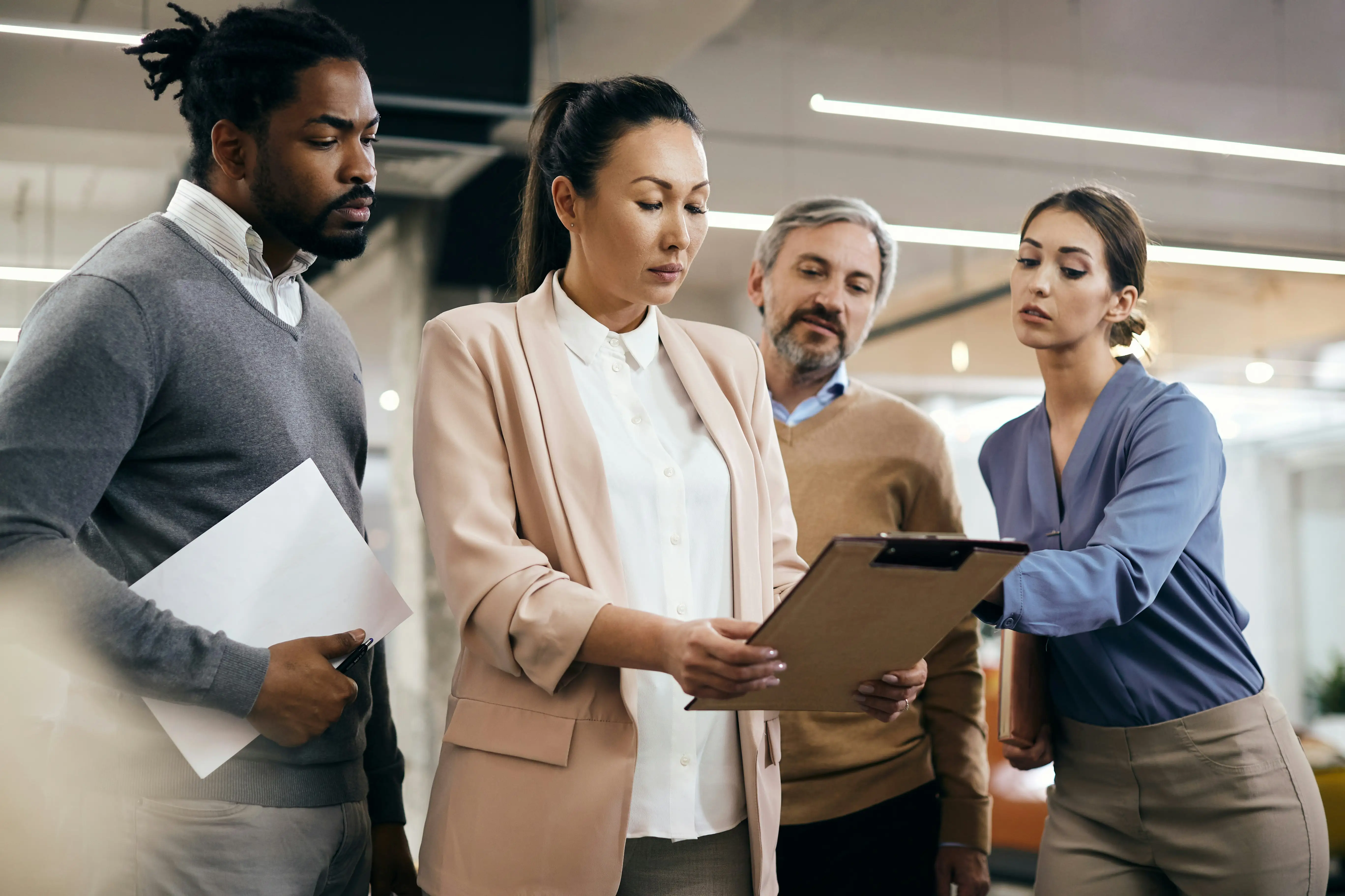 Vorgesetzte checkt Arbeit ihres Teams