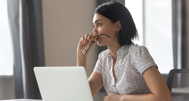 Neue Führungskraft schaut nachdenklich zur Seite und reflektiert innere Haltung