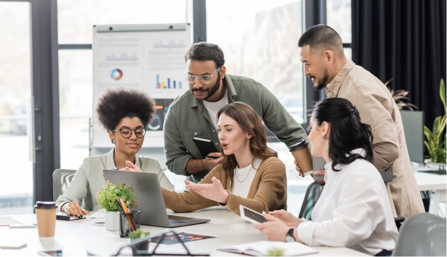 Team arbeitet gemeinsam engagiert an einem Projekt