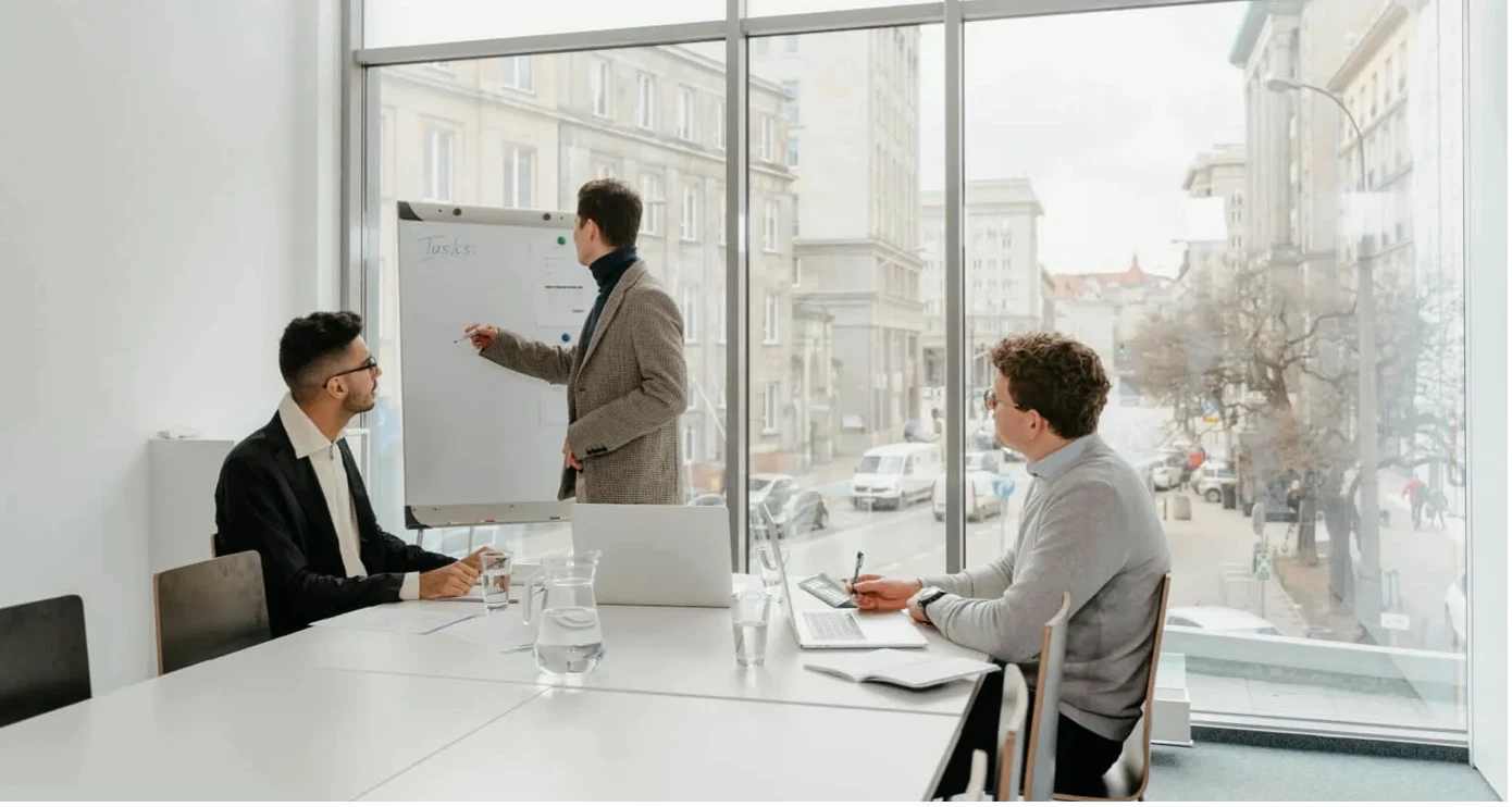 Team reflektiert mit Hilfe eines Flipcharts die bisherige Zusammenarbeit