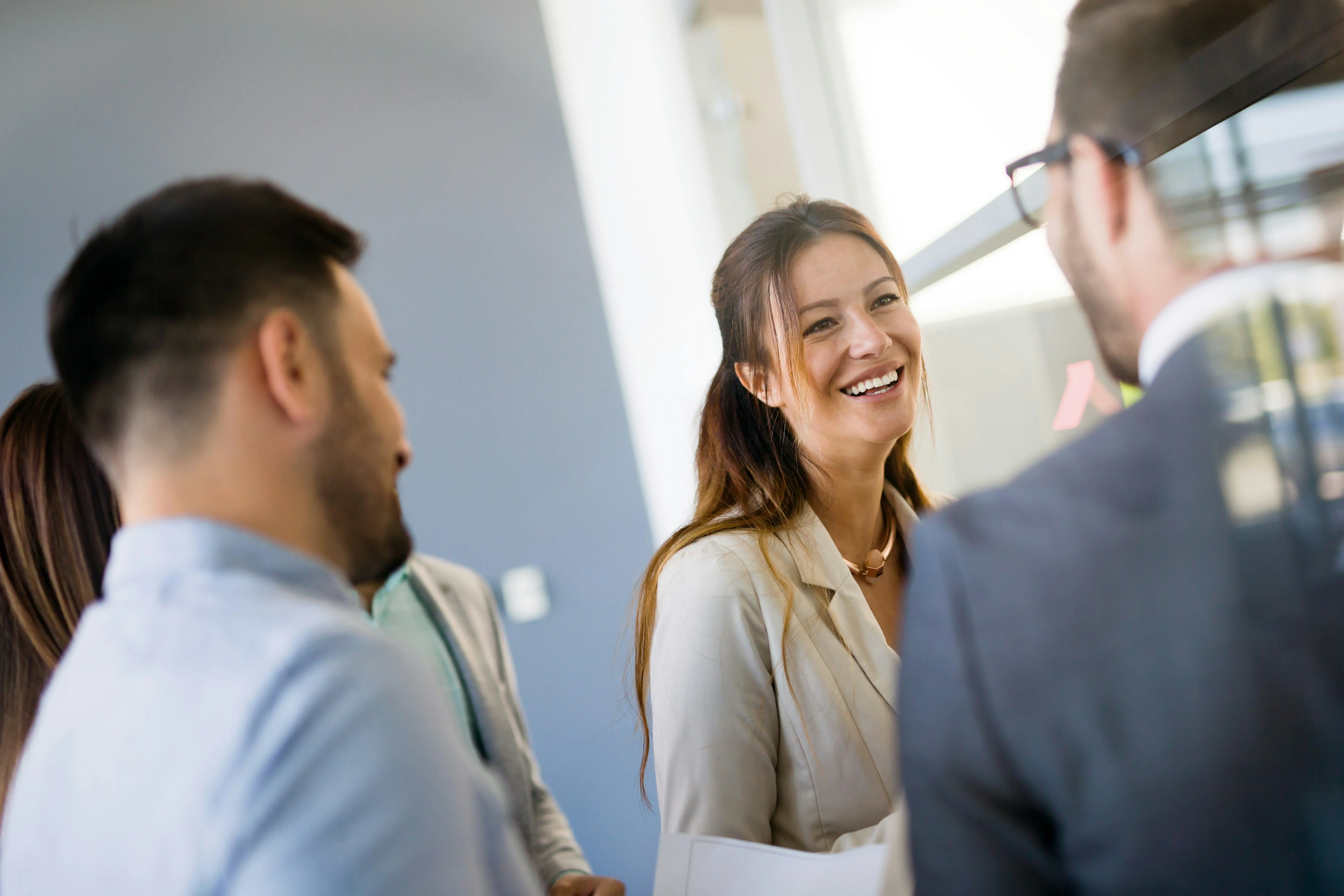 Team steht zusammen und unterhält sich herzlich