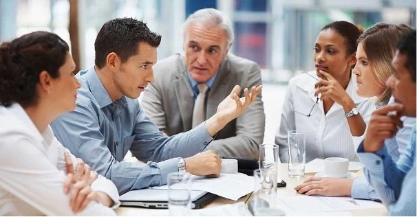 Teams mit psychologischer Sicherheit sprechen Probleme offen an