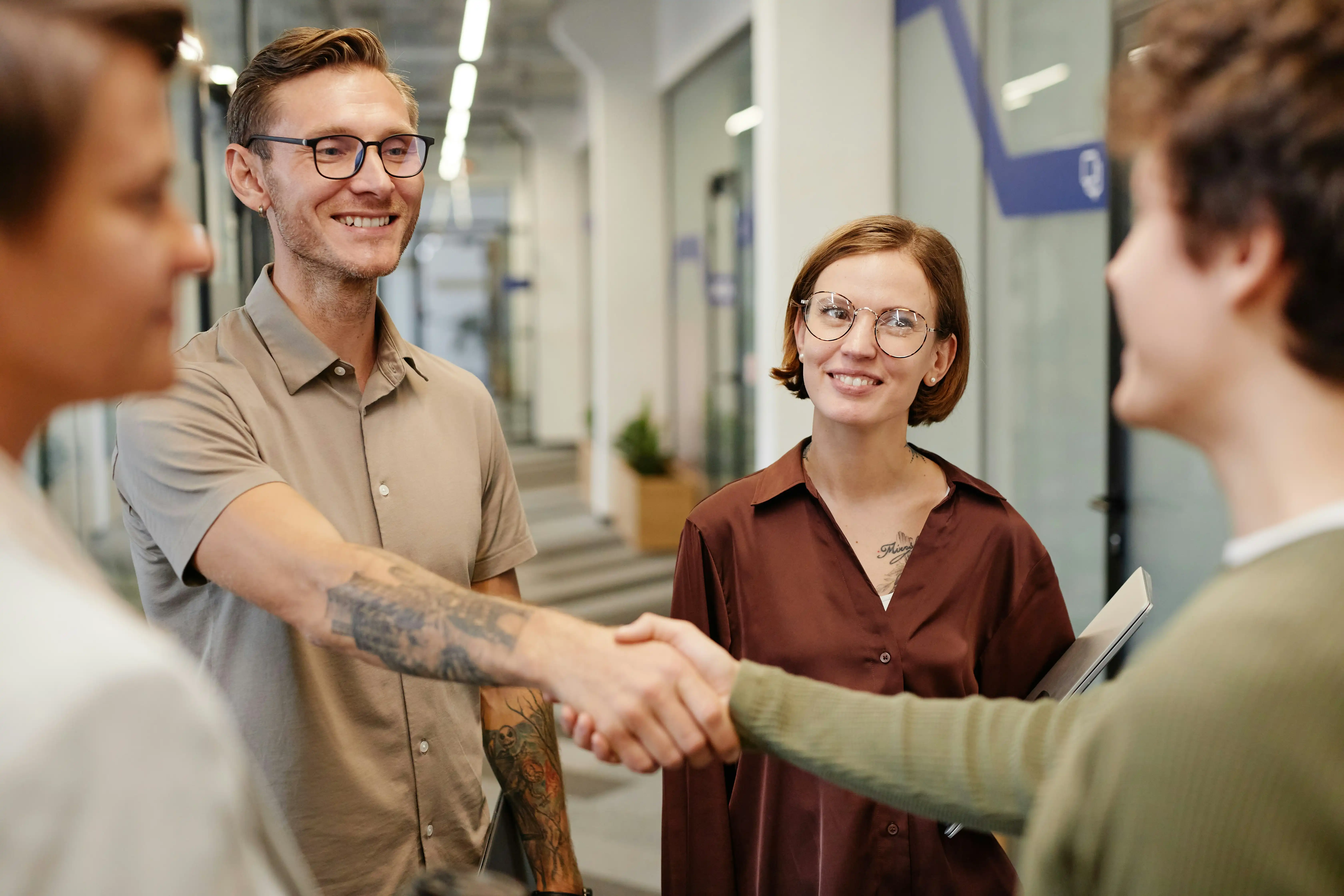 Neuer Mitarbeiter wird von Kollegen begrüßt