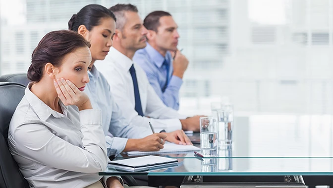 Mitarbeiter schweigen im Team-Meeting