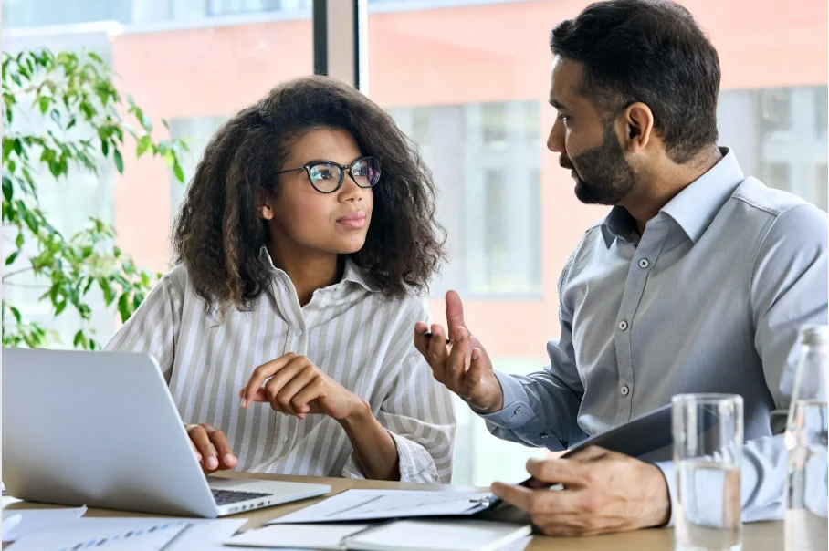Führungskraft hat Check-in mit Mitarbeiter