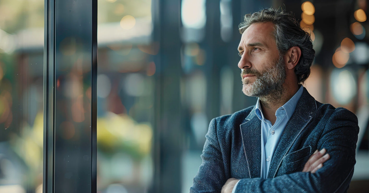 Führungskraft schaut aus dem Fenster und wartet