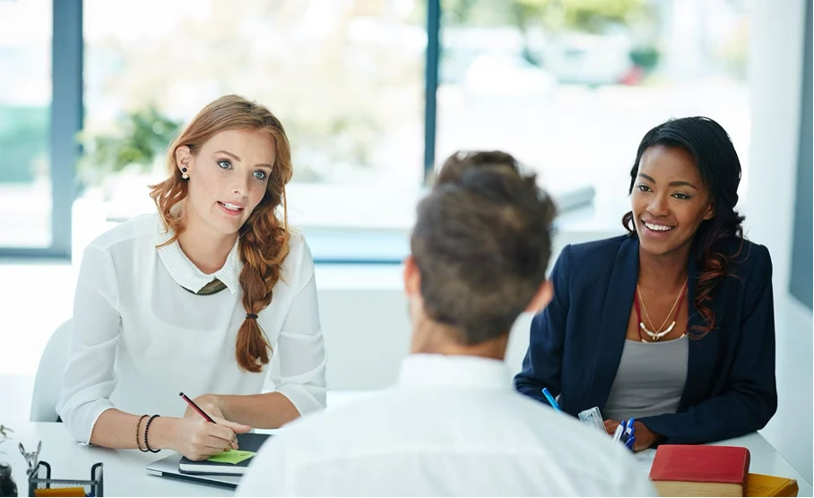 Zwei Führungskräfte führen Probezeitgespräch mit Mitarbeiter