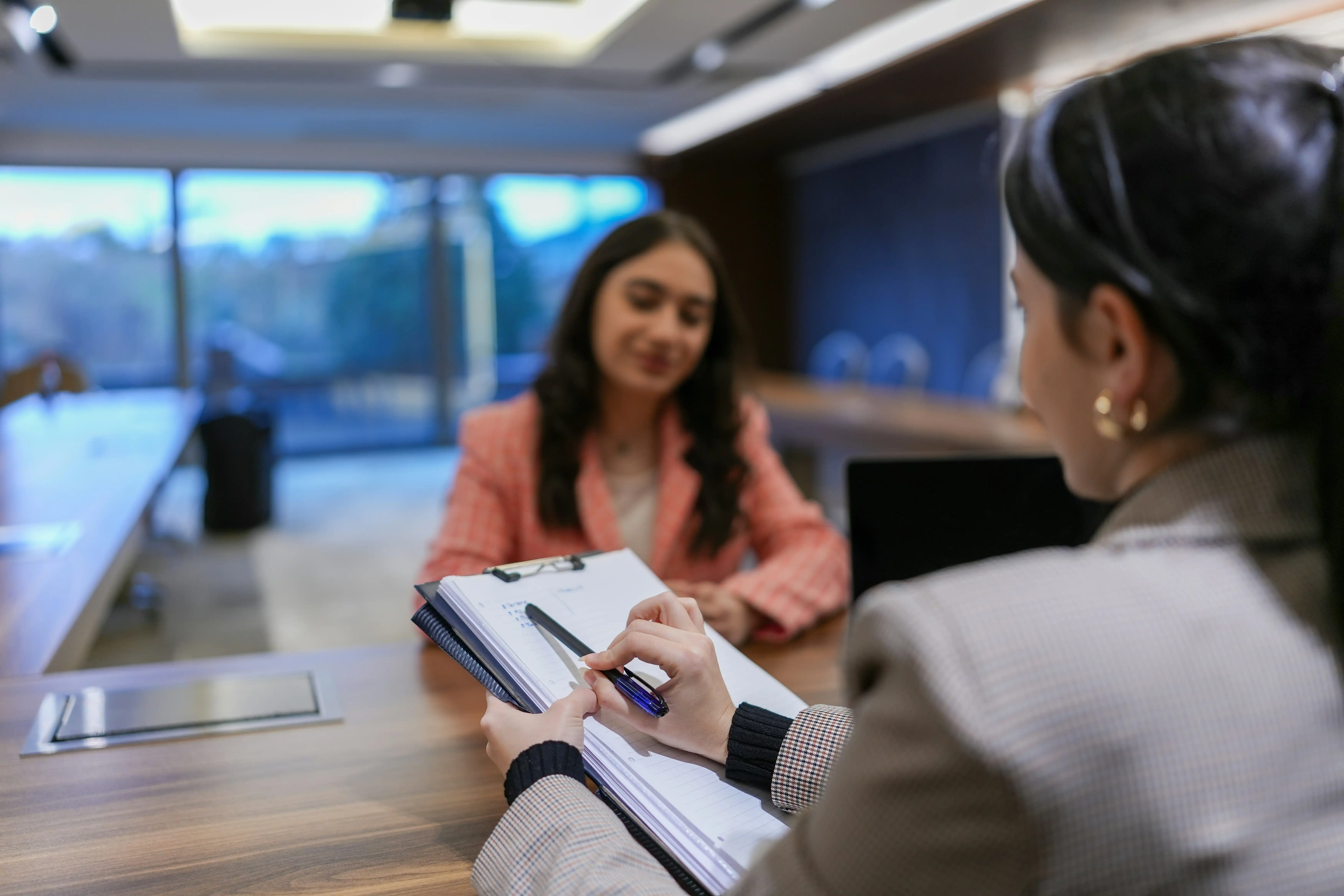 Führungskraft arbeitet mit Mitarbeiterin die "Teamprobleme lösen"-Checkliste durch